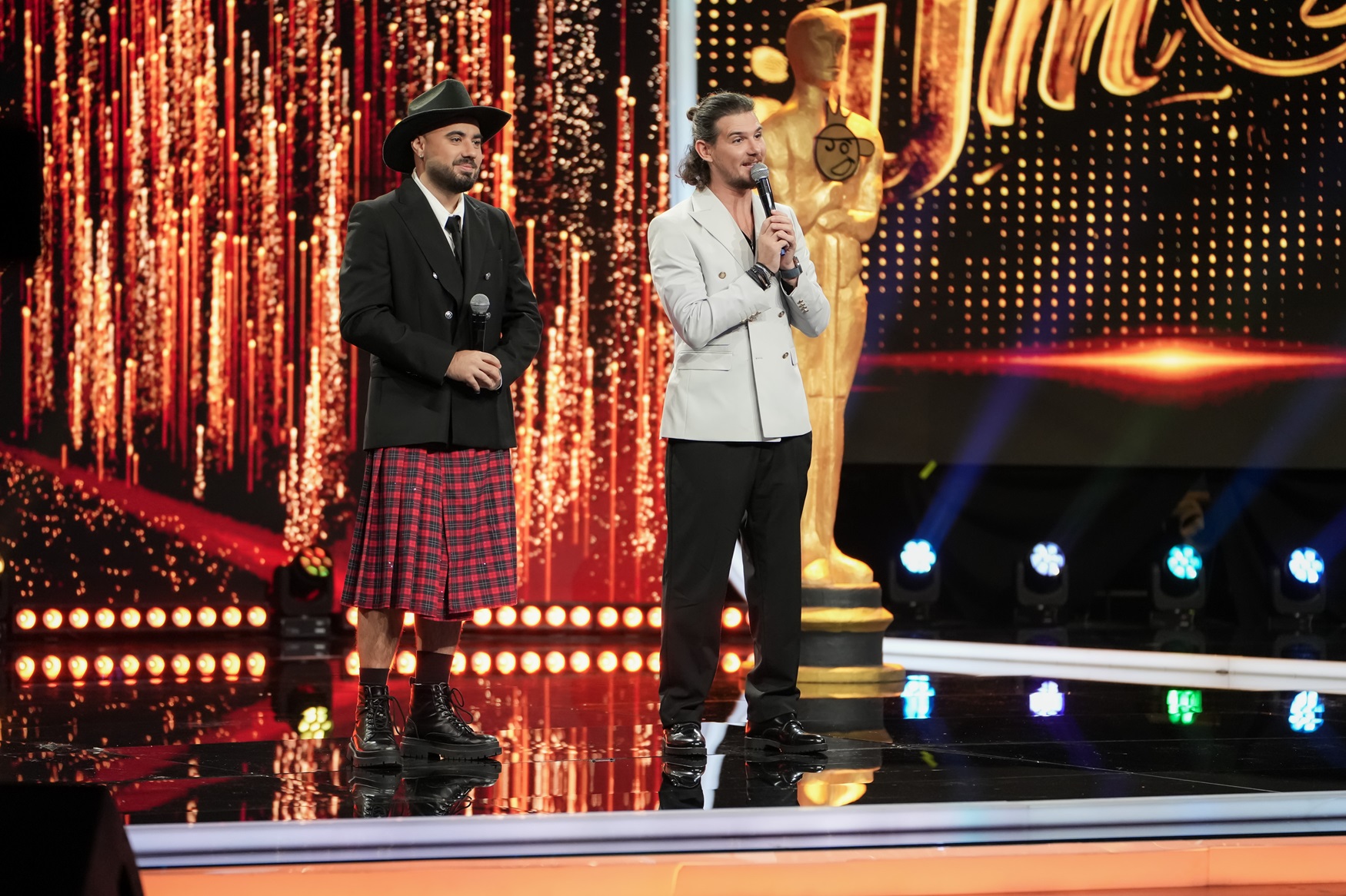 Mihai Bendeac a dat moda! Un prezentator de la Antena 1 a venit îmbrăcat în fustă pe scena de la iUmor