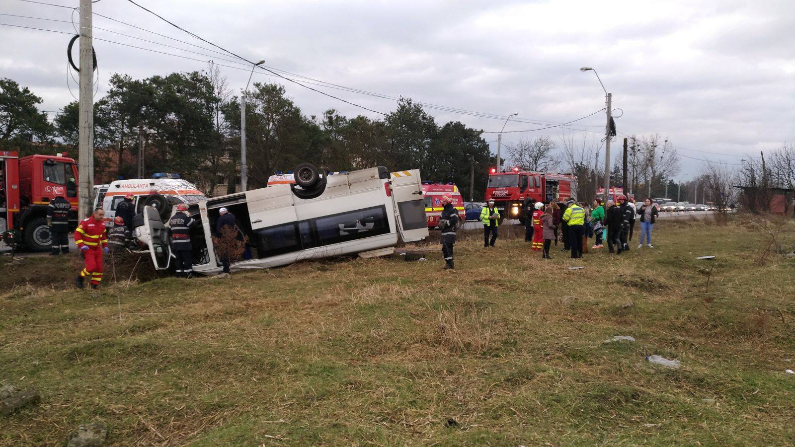 UPDATE: Un microbuz școlar s-a răsturnat în județul Hunedoara. 13 elevi au fost răniți. Fiul unui europarlamentar se afla printre pasageri