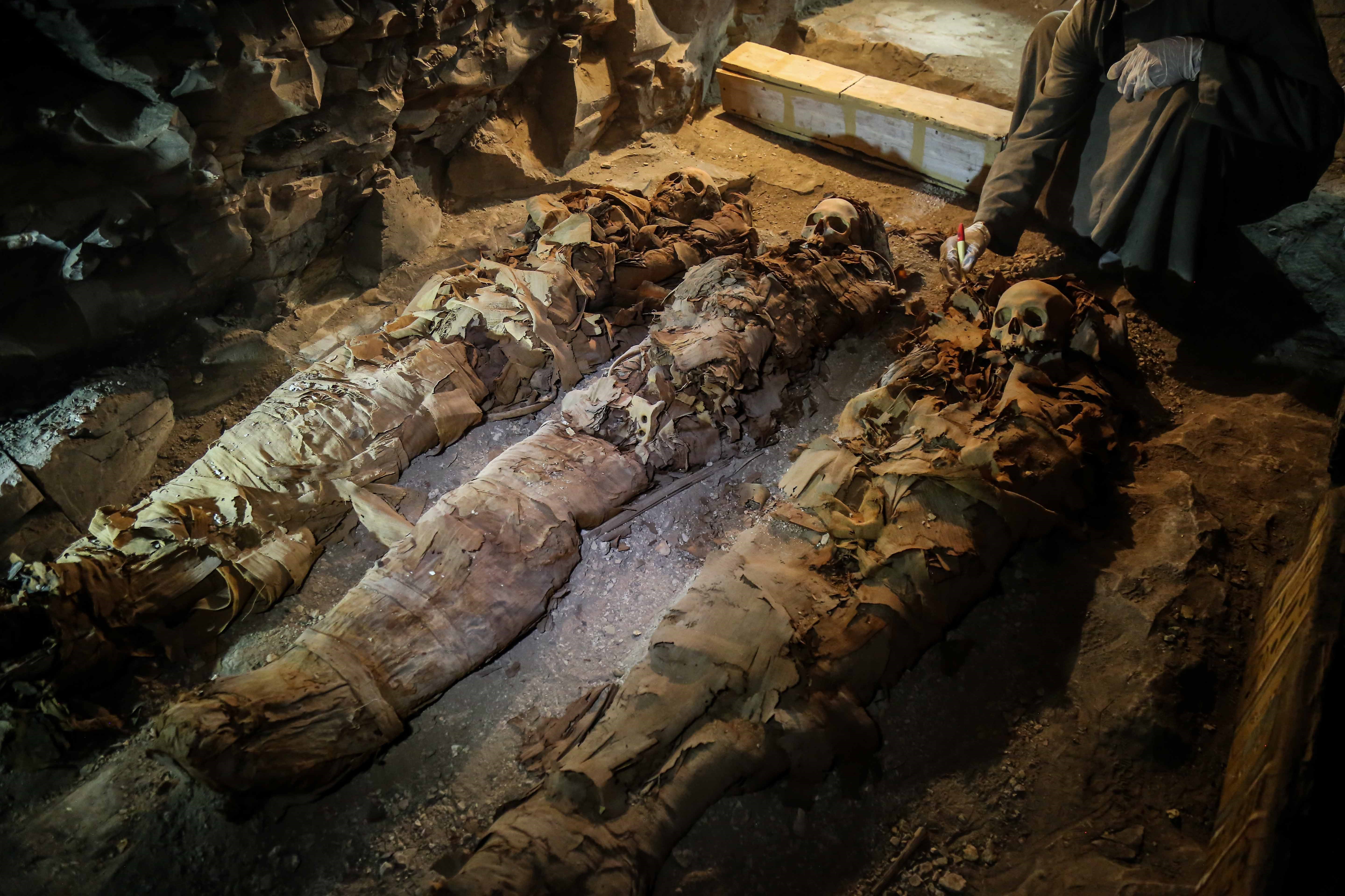 GALERIE FOTO| Noi mumii într-un mormânt descoperit în apropiere de Luxor în Egipt