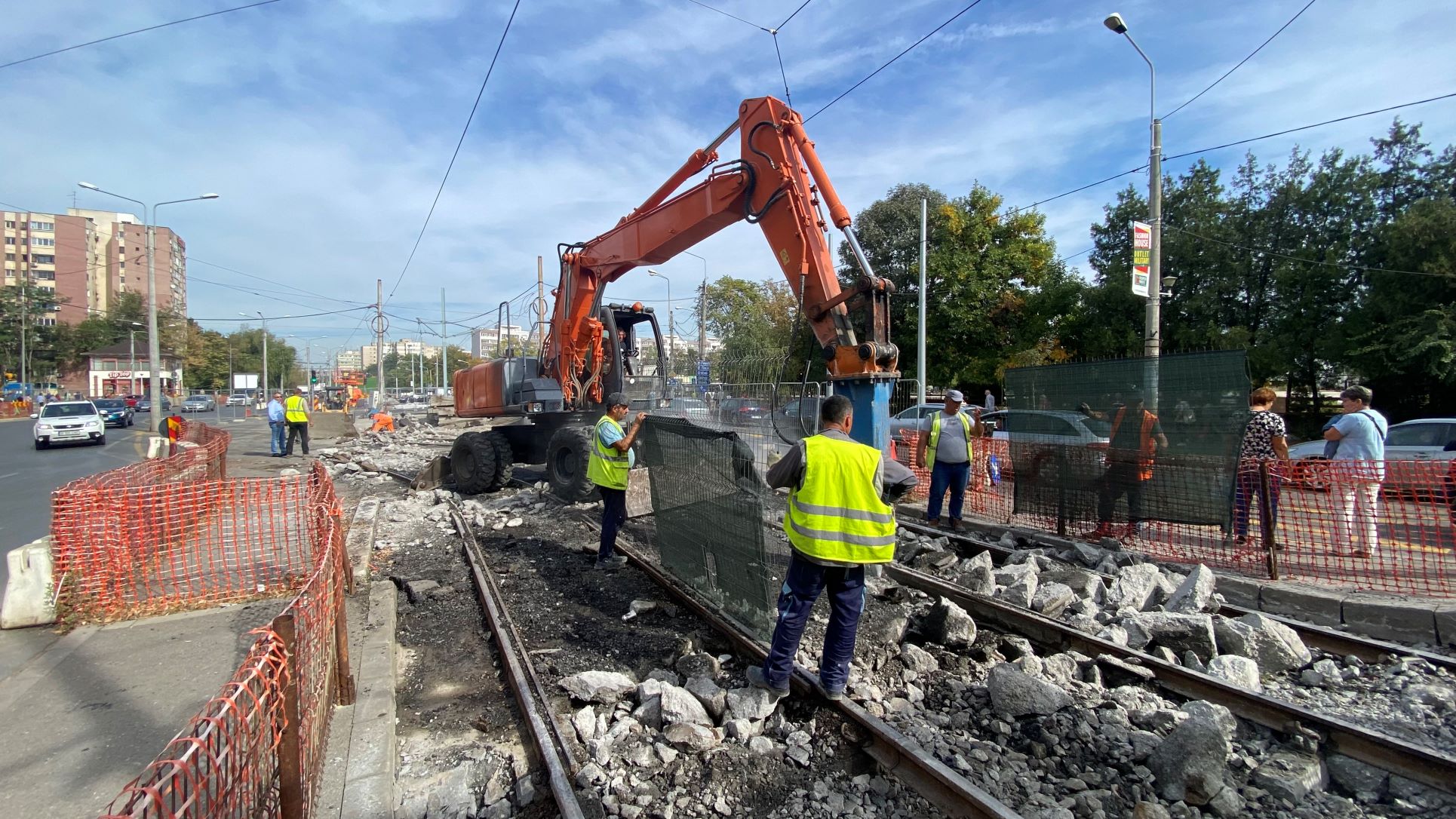 FOTO. În vizită pe șantierul de pe linia lui 41, de la Piața Drumul Taberei. „Băgăm material, muncim fără pauză numai să terminăm la timp”