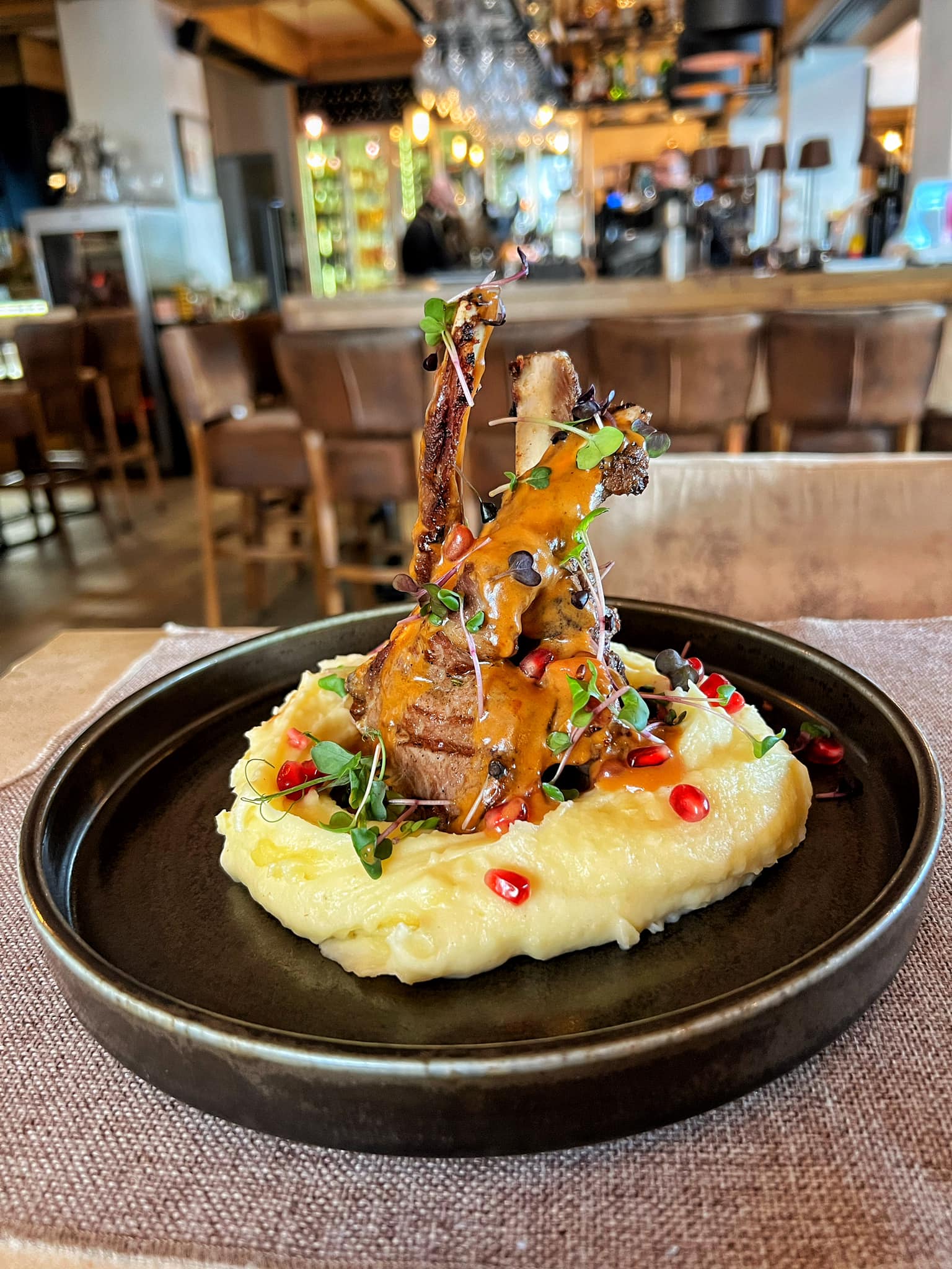 Cât costă omleta, supa, pizza sau pulpa de rață la restaurantul lui Dani Oțil. Afacerea merge înainte, deși el e plecat în Malta
