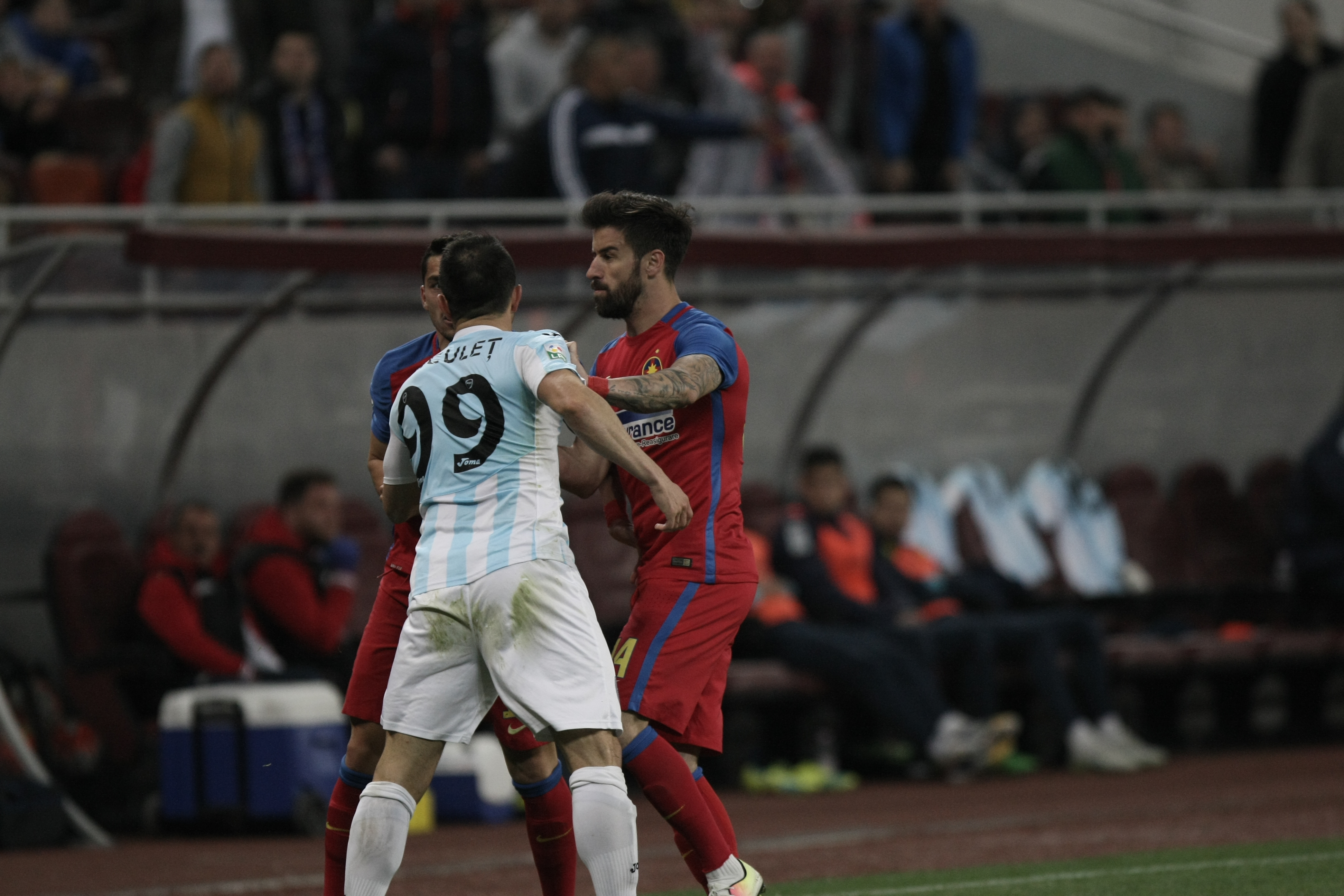 Crăciunescu, revoltat că stewarzii au intrat pe teren la meciul Steaua - ASA: ”Ce facem, aducem trupele speciale?” | GALERIE FOTO