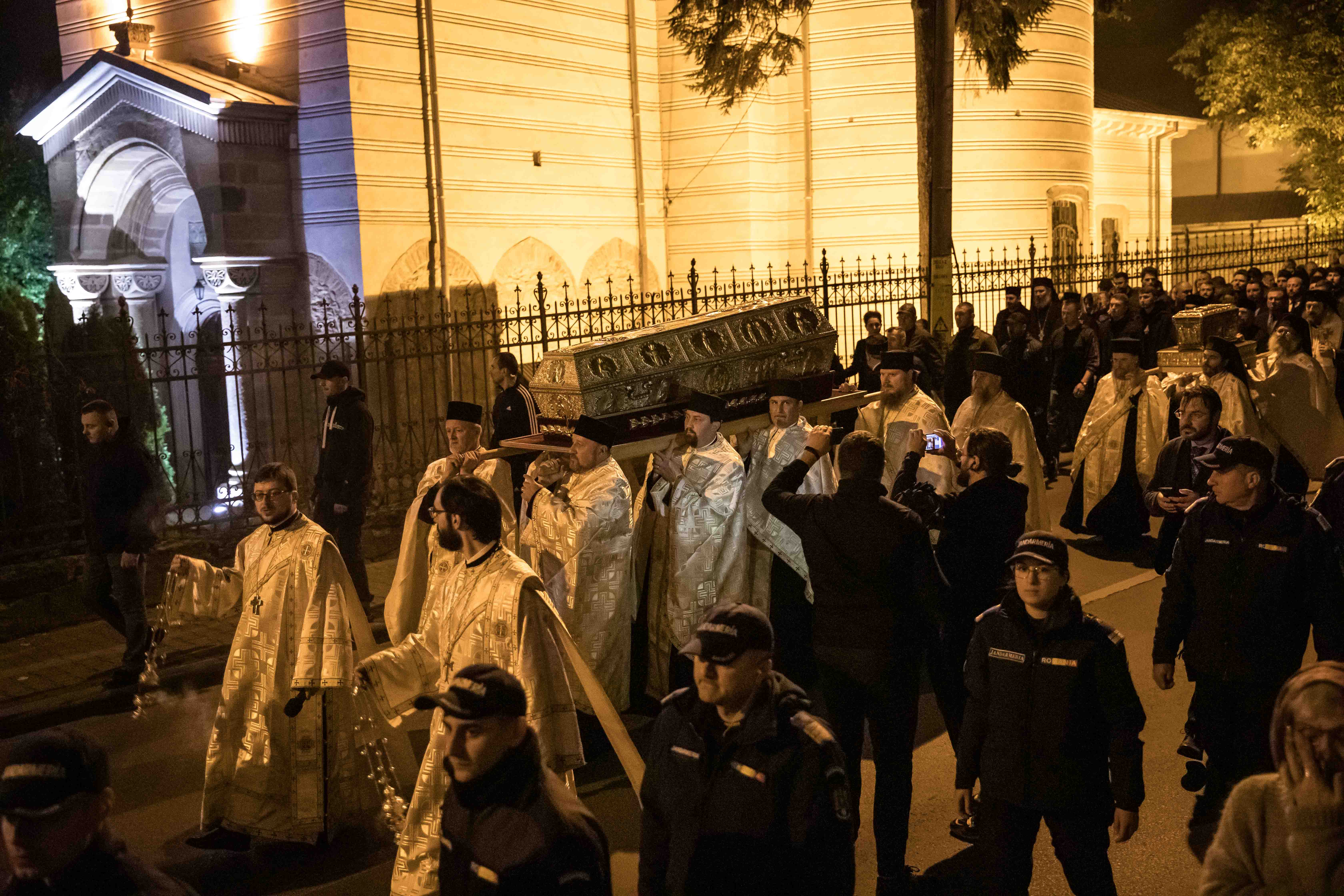 După doi ani cu restricții, moaștele Sfintei Parascheva au fost plimbate din nou prin Iași. „Ne întâlnim cu prieteni pe care nu i-am mai văzut dinainte de pandemie”