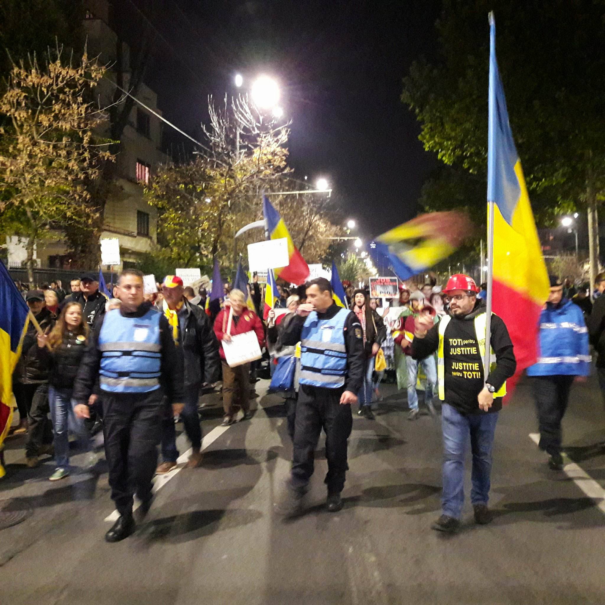 FOTO&VIDEO/ Protest în Capitală. 20.000 de oameni au participat la un marș din fața Guvernului până la Palatul Parlamenului