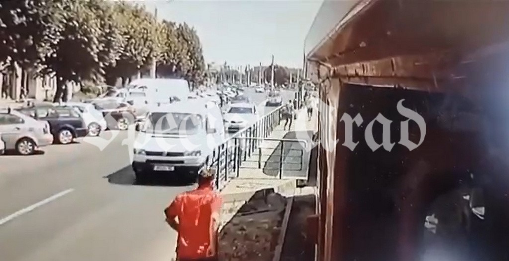 Momentul când o mamă e târâtă de tramvai, în Arad, după ce a urcat căruciorul fiicei sale de 12 ani, cu dizabilități, a fost filmat. Femeia a murit la spital