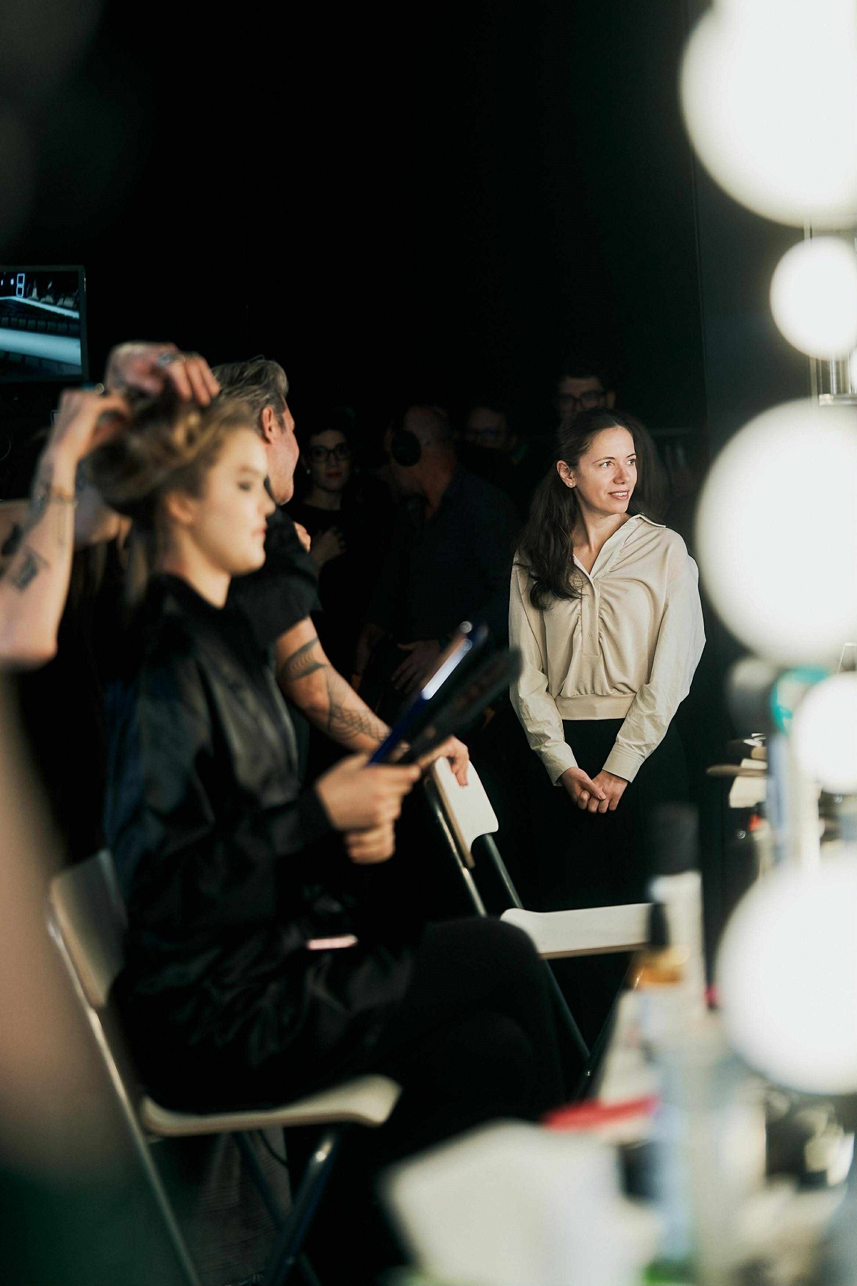 Mirabela Grădinaru, apariție elegantă la Romanian Fashion Week Bucharest 2025. Cât costă bluza purtată la eveniment de partenera lui Nicușor Dan