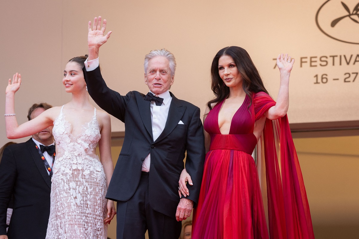 Michael Douglas a apărut la Cannes 2023 cu Catherine Zeta-Jones, însă fiica lor a atras atenția. Cum arată Carys la 20 de ani