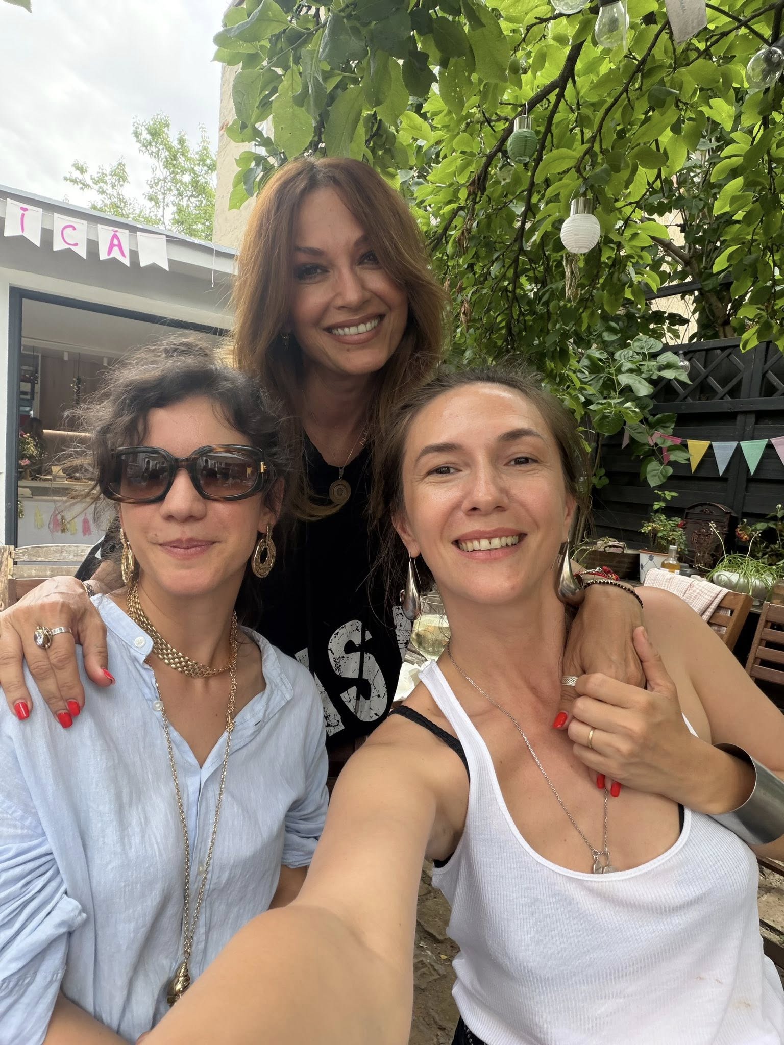 Cum a apărut Laura Cosoi alături de Anca Țurcașiu și Adela Popescu, la petrecerea organizată înainte de venirea pe lume a celei de-a cincea fetițe