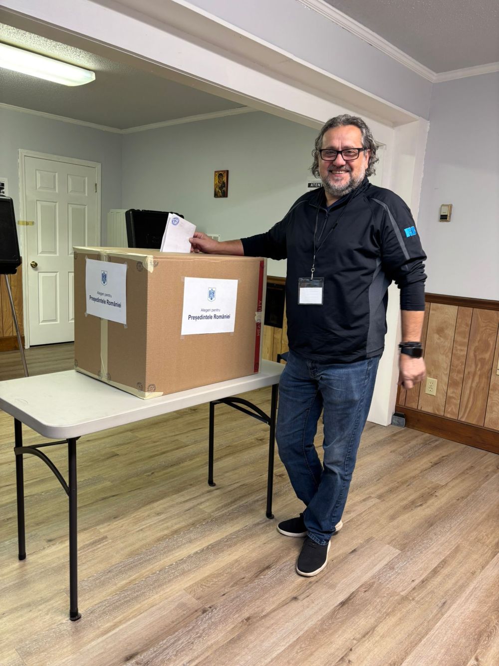 Imagini cu românii care au votat în diaspora la alegerile prezidențiale. Cel mai vârstnic alegător are 100 de ani