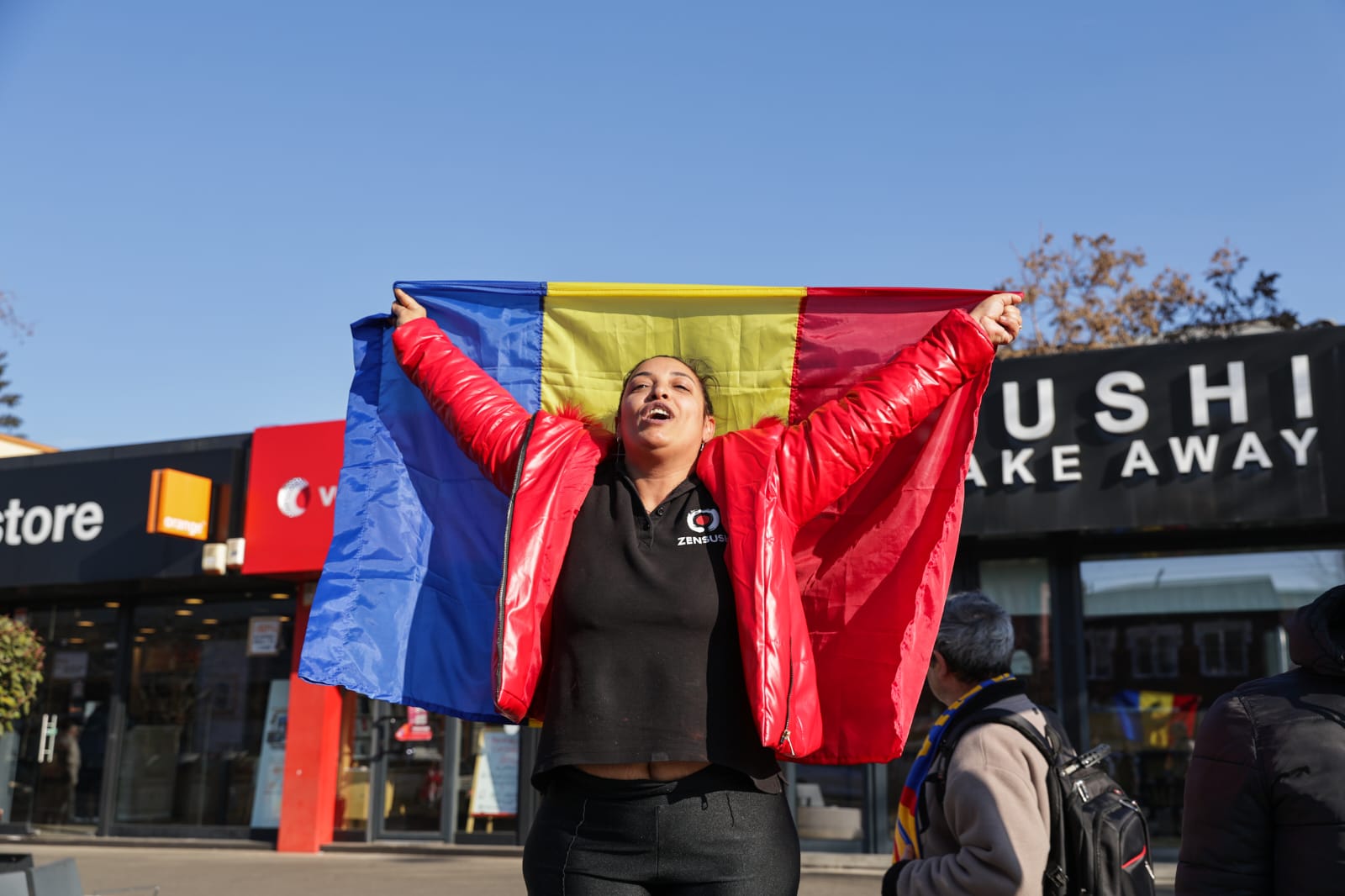 Oameni urcați pe blocuri în București ca să vadă marșul susținătorilor lui Călin Georgescu