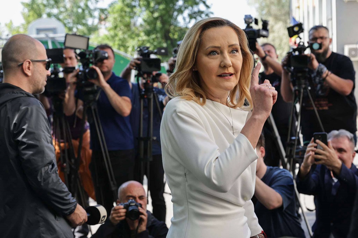 Elena Lasconi, îmbrăcată într-o rochie de 1.000 de lei la secția de votare. Cine i-a creat ținuta și cum a apărut alături de Cătălin Georgescu, soțul ei