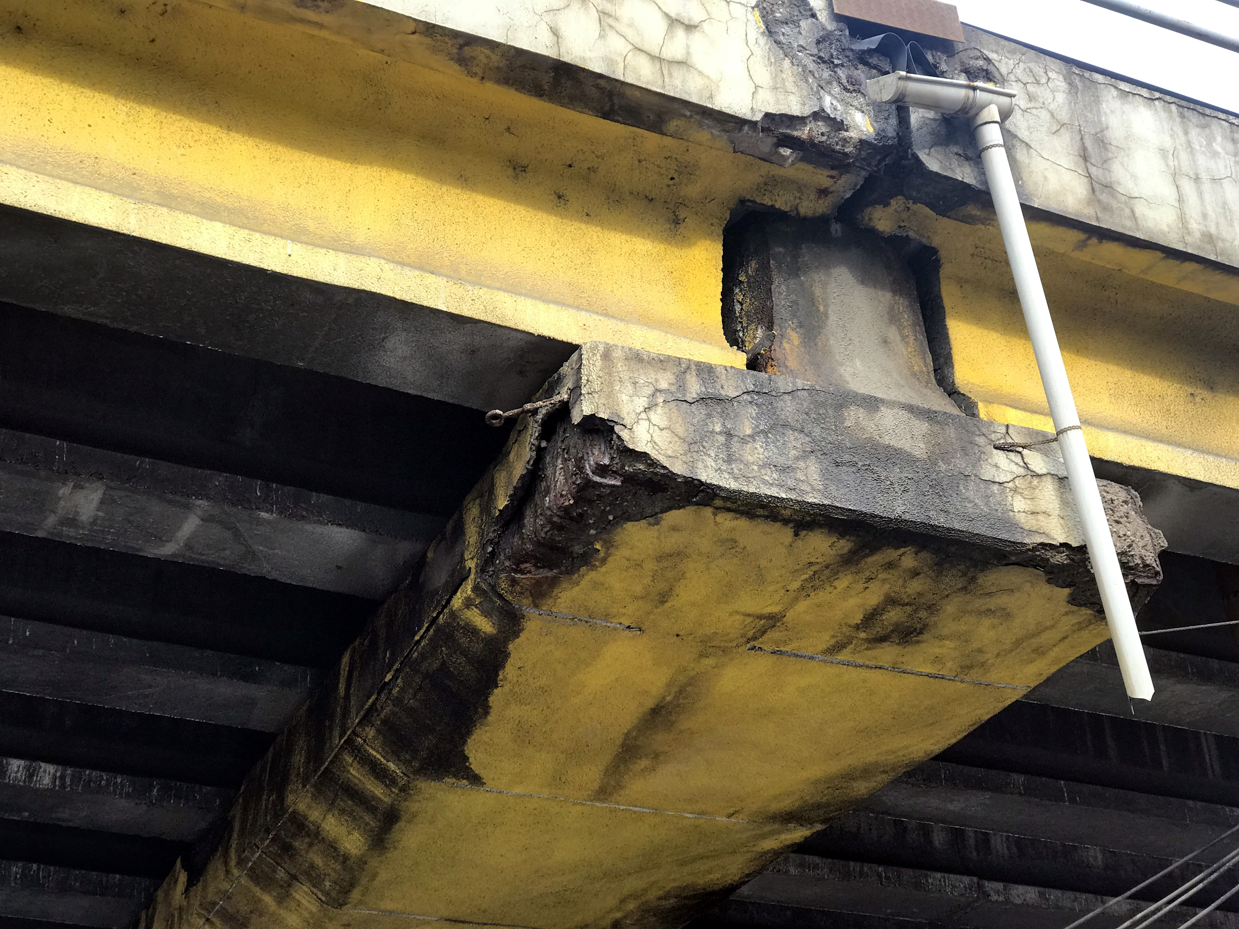 Pericolul de pe Podul Grant. Gropile, bucățile de beton desprinse și parapeții de metal ruginiți au îngrozit șoferii, nu și autoritățile
