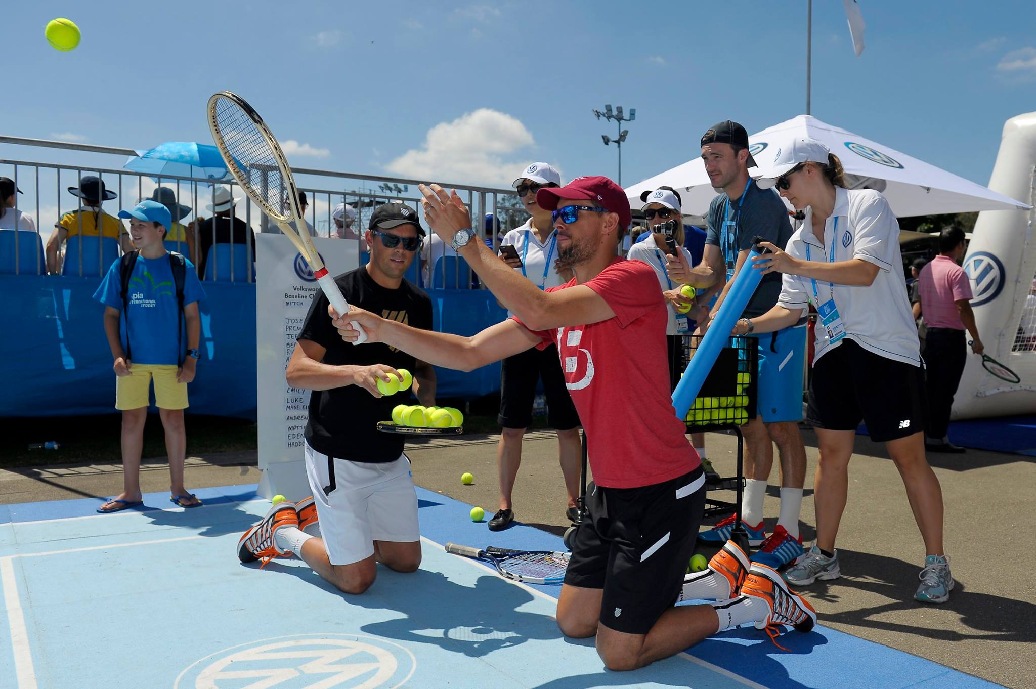 Simona Halep, strălucitoare la petrecerea jucătoarelor. La Sydney, sportiva a fost în formă și la ”Kids Day”, avându-l alături pe bulgarul Grigor Dimitrov, cel mai râvnit bărbat din circuit. Accidentarea care a făcut-o să abandoneze la Brisbane n-a trecut/ FOTO & VIDEO