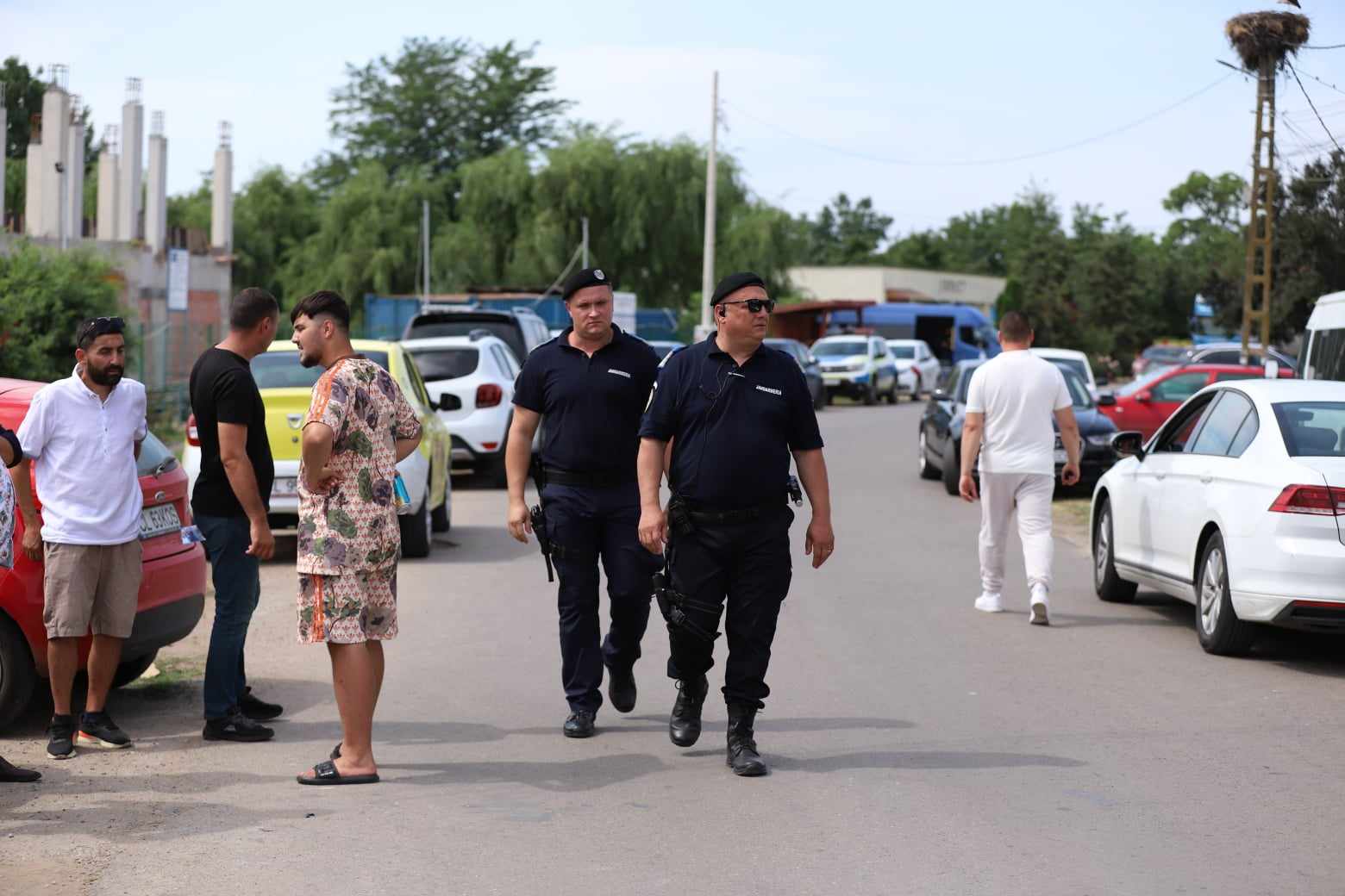 ALEGERI 2024. Secția de votare din Belciugatele, Călărași, păzită de jandarmi și polițiști, după bătaia dintre PSD și PNL de săptămâna trecută. „50 de porții de mici și o friptură la doi oameni”