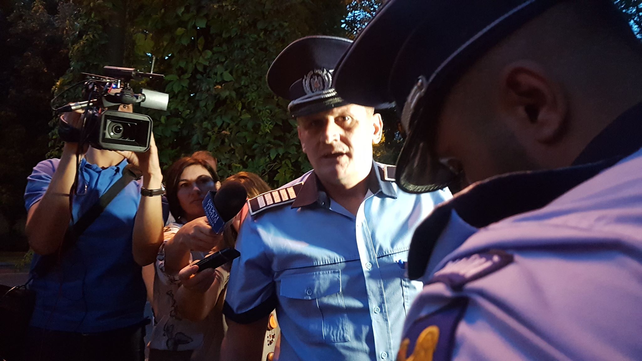 VIDEO | Protestatarul Marian Moroșanu, zis Ceaușescu, a fost încătușat în fața sediului PSD! „Mi-e rău, m-ai apăsat pe inimă!”