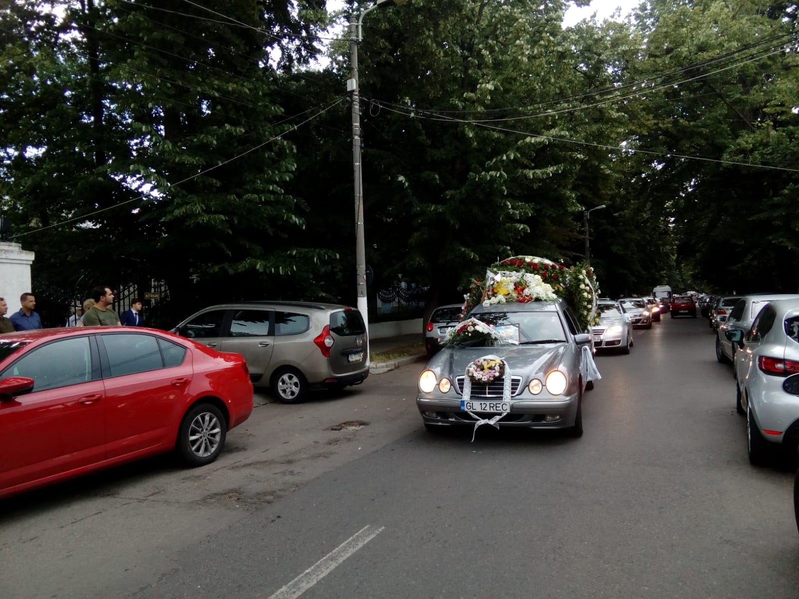 Alexandru Jula a fost condus în aplauze pe ultimul drum. Puțini dintre admiratorii săi au fost prezenți/ GALERIE FOTO&VIDEO