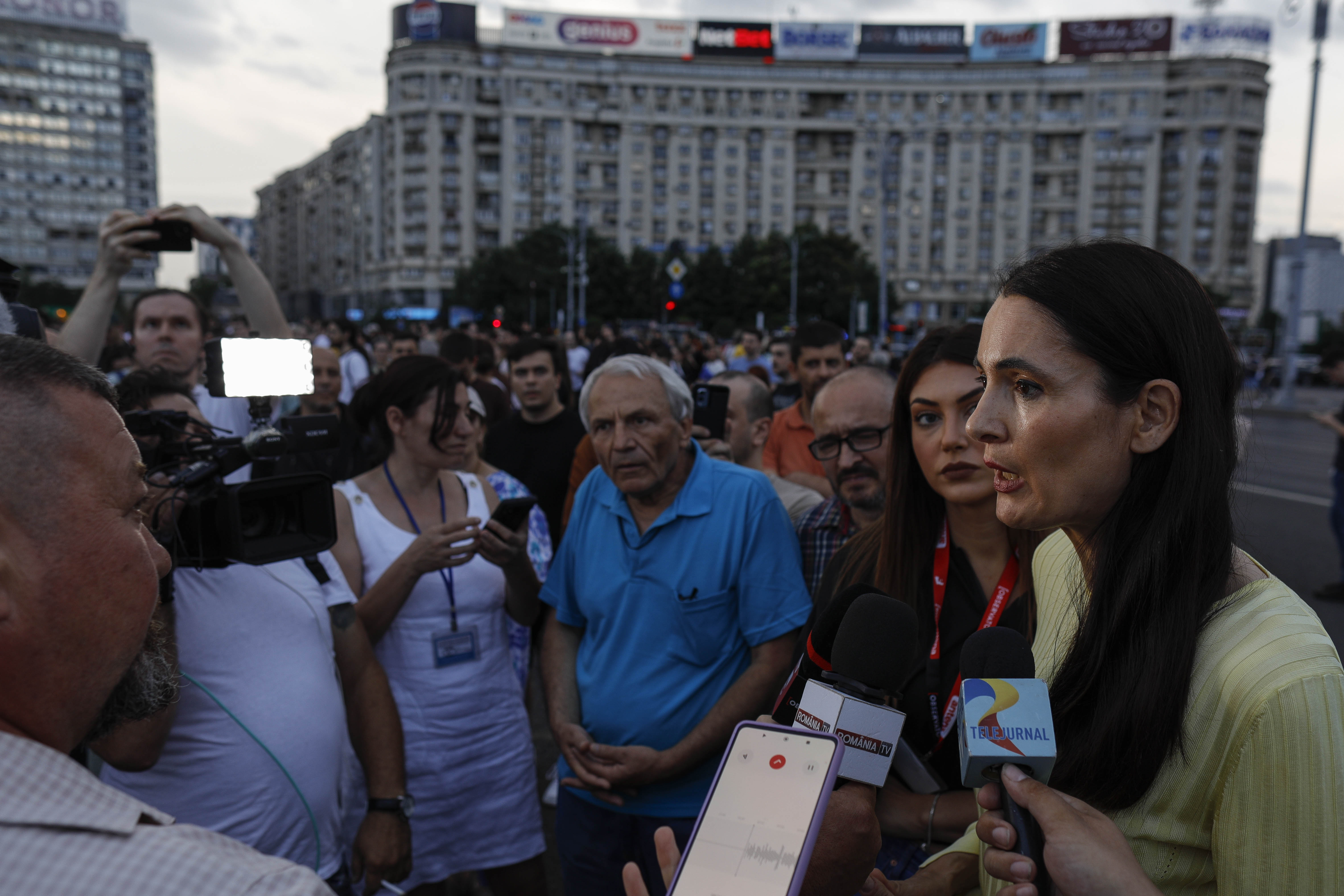 Protest în Piața Victoriei și la sediul AEP, la care a participat și Clotilde Armand: oamenii au cerut renumărarea voturilor