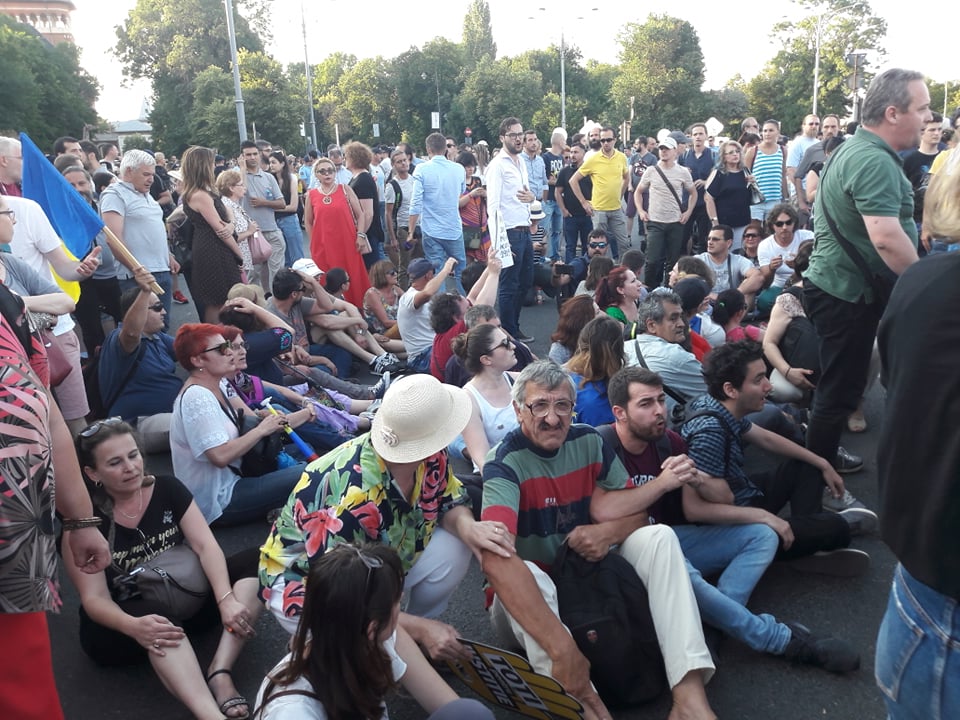 UPDATE. Protest în Piața Victoriei față de adoptarea CPP. Oameni amendați și îmbrânceli cu jandarmii (Foto&Video)