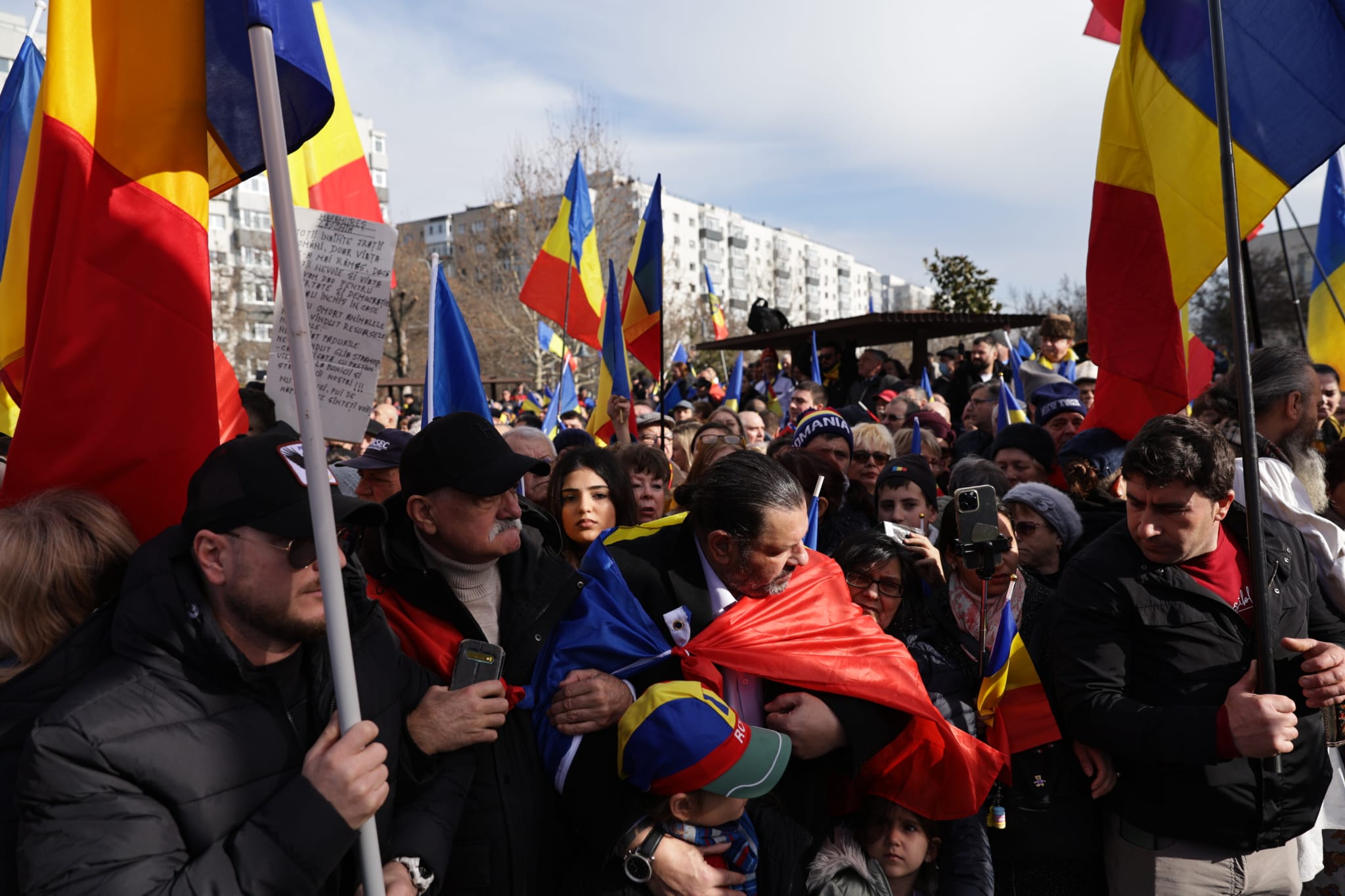 Oameni urcați pe blocuri în București ca să vadă marșul susținătorilor lui Călin Georgescu