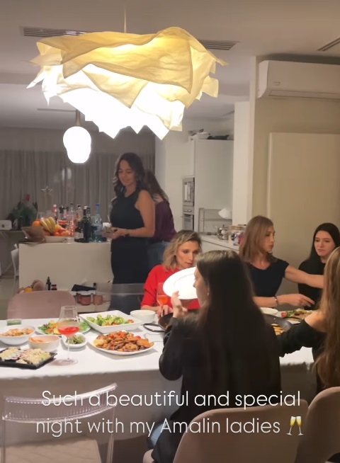 Imagini din casa Andreei Raicu, decorată de Crăciun. În sufragerie are bradul împodobit și șemineul pe care a așezat poze nemaivăzute