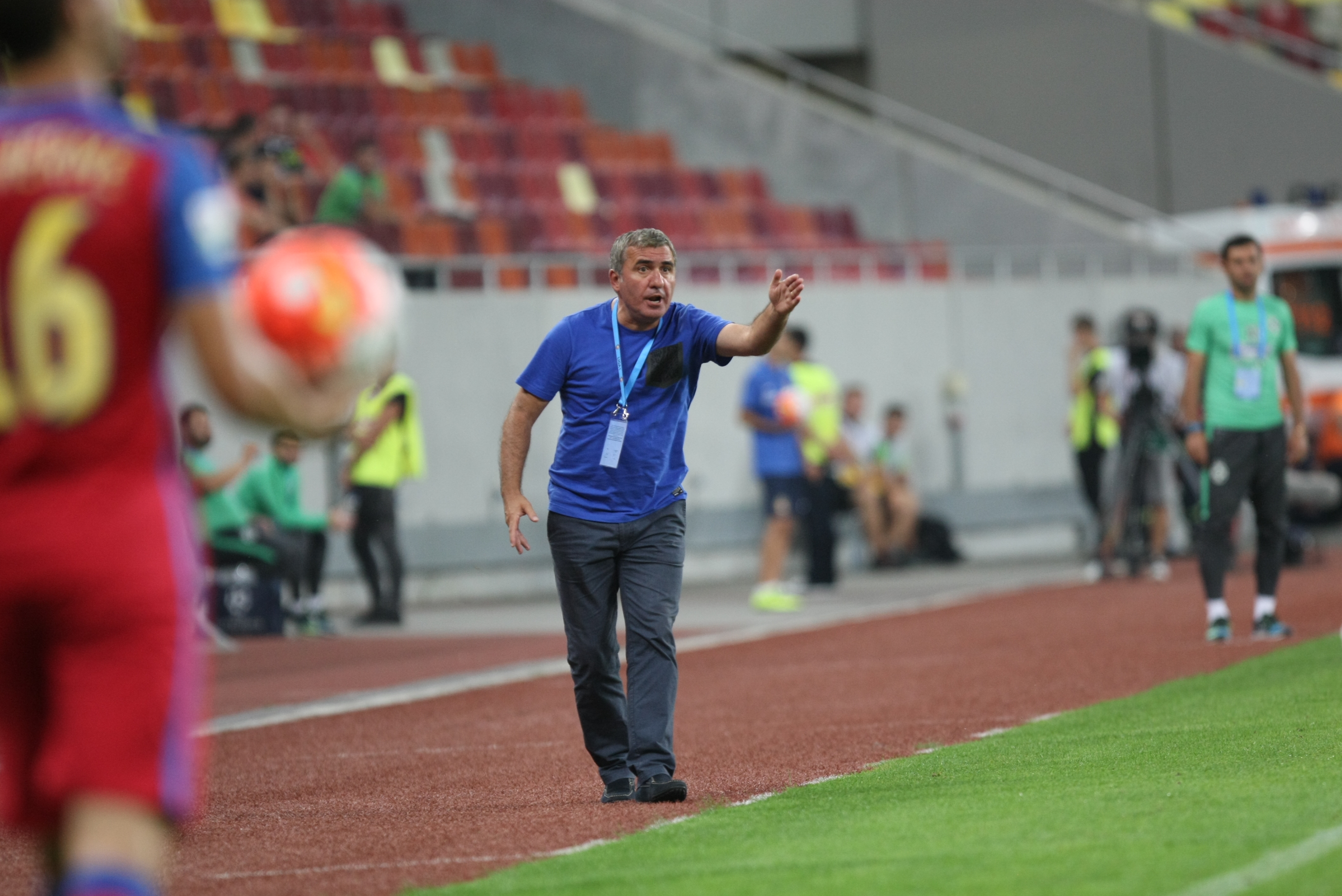 Liga I. Steaua - Viitorul 1-0. Gabi Iancu a fost exclus din lot, dar un alt specialist al loviturilor libere, Nicușor Stanciu, a rezolvat meciul cu un trasor. ^Gică Hagi, eliminat pentru proteste. Varela a jucat volei în careu, dar oaspeții tot n-au primit penalty / FOTO