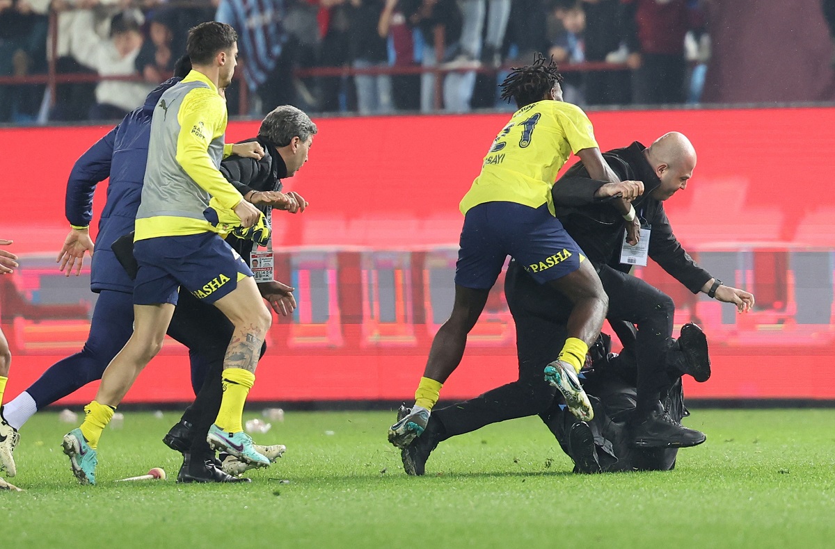 Imagini cu bătaia dintre jucătorii lui Fenerbahce și suporterii lui Trabzonspor intrați pe teren, în Turcia | VIDEO