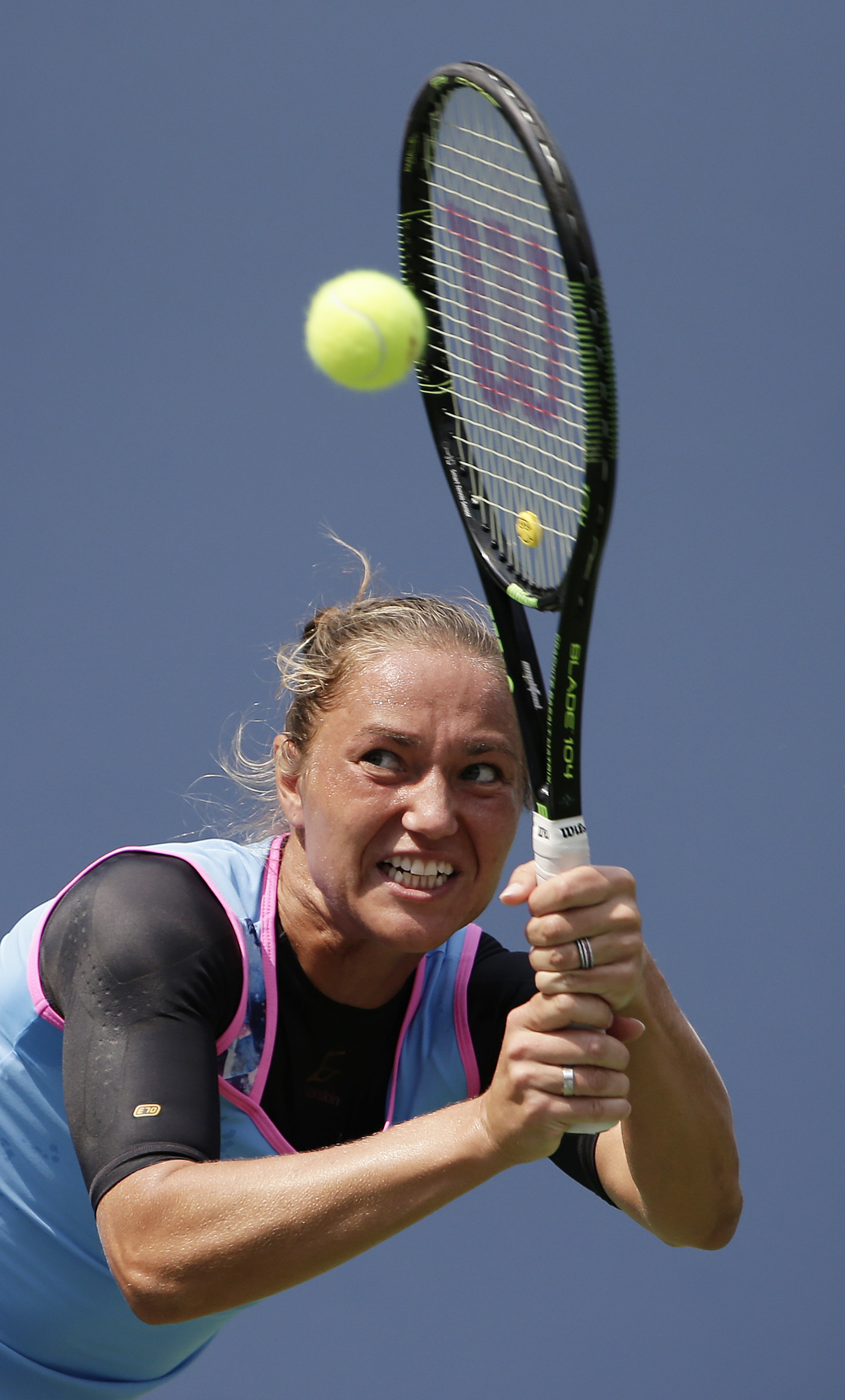 Simona Halep a câștigat în 77 de minute partida cu Katerina Bondarenko și e în turul 3 la US Open. ^”Simona, I love you!”, i-a strigat un american. Ceilalți tricolori intrați joi în concurs au căzut pe capete / LIVE BLOG & GALERIE FOTO
