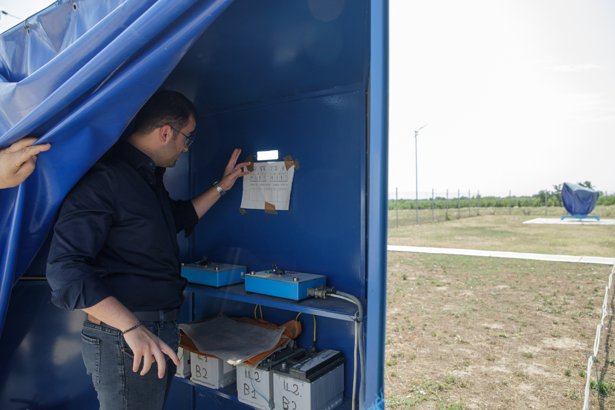 REPORTAJ. Bătălia între fermierii disperați de secetă și specialiștii care trimit rachete în nori: „Oamenii spun că nu plouă din cauza noastră”