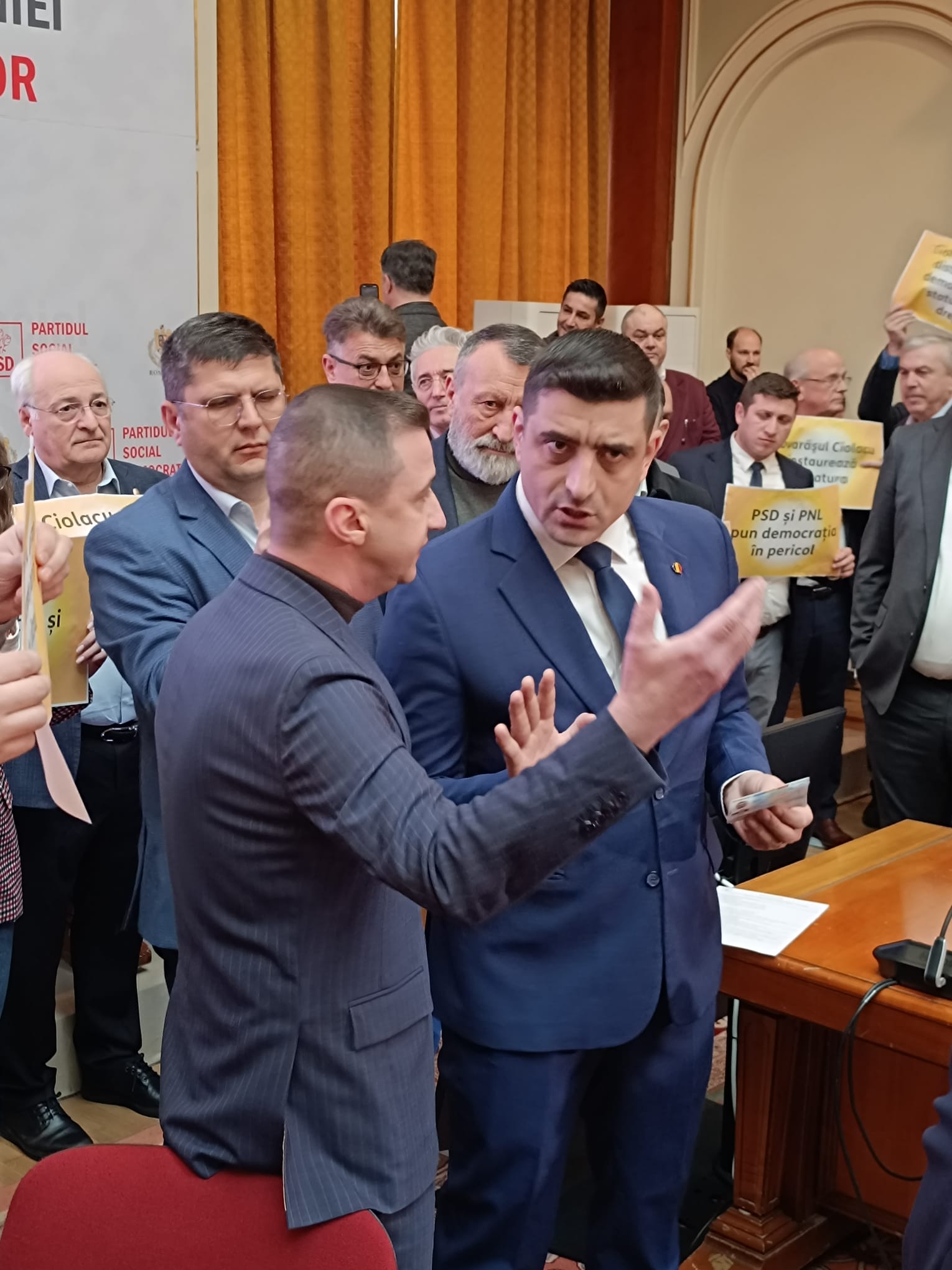 Un nou scandal provocat de AUR în Parlament. George Simion și mai mulți parlamentari au protestat în sălile de ședințe ale PSD și PNL