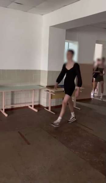 Scandal în Ucraina, după ce elevii au venit în rochii la școală. Ce spun primarul din Luțk și conducerea liceului