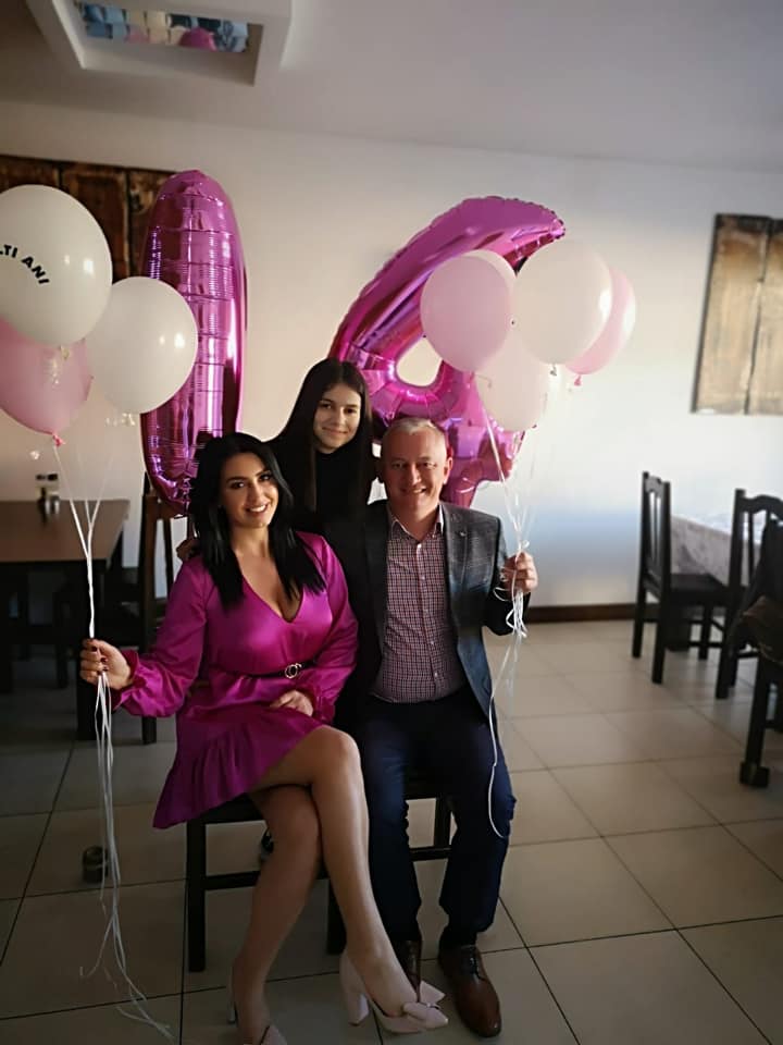 Mirela de la Insula Iubirii, la ziua de naștere a fiicei iubitului ei. Senzuală într-o rochie scurtă și roz | FOTO
