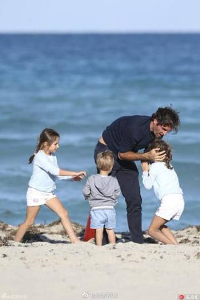 Federer și-a scos fetele la plajă. Campionul elvețian se relaxează la Miami / GALERIE FOTO