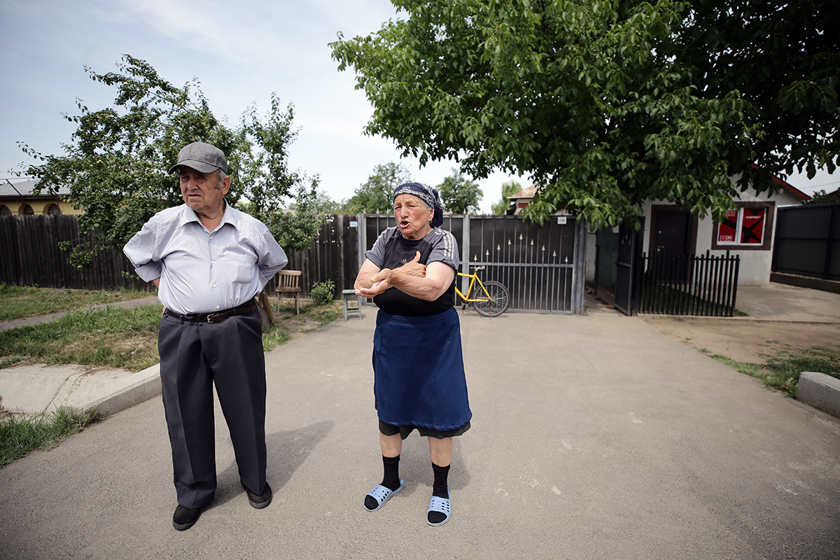 REPORTAJ Alegeri 2024 | Poliție, jandarmi și o bunică speriată de propria nepoată la Belciugatele: „M-a făcut în tot felul că am urcat în mașina primarului!”