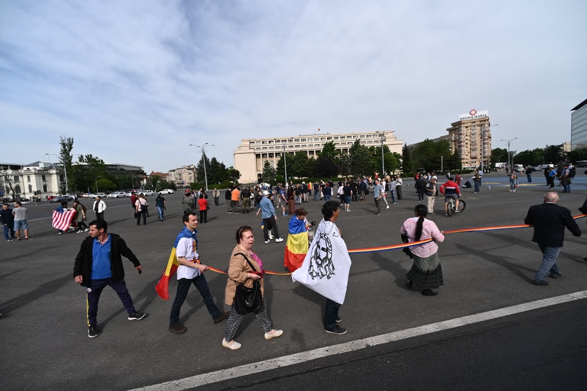 UPDATE: Protest în fața Guvernului, în prima zi de stare de alertă, deși mitingurile sunt interzise în această perioadă. Două persoane au fost ridicate de jandarmi