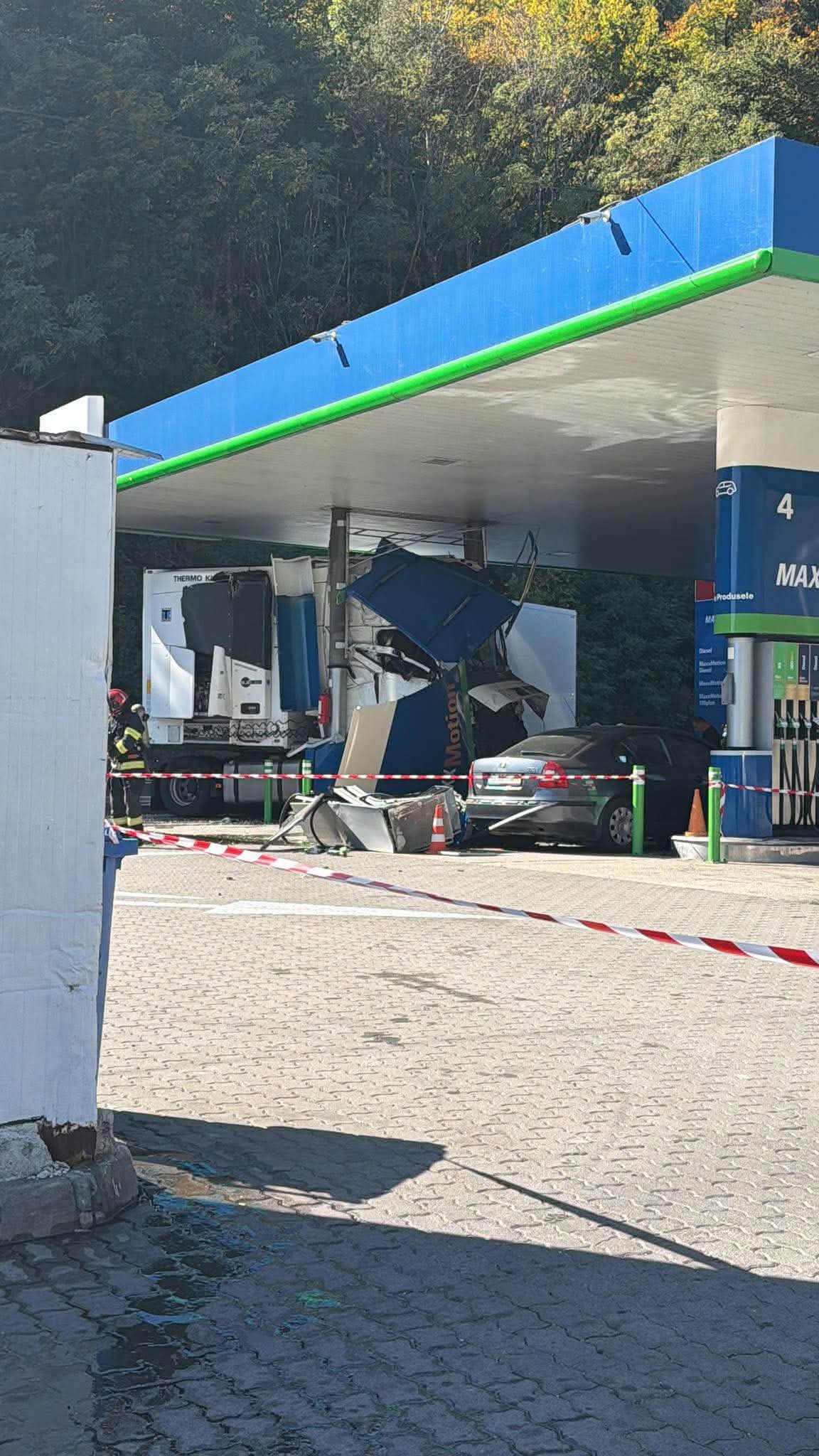 Accident la o benzinărie din Călimănești. Un camion a avariat pompele de carburant