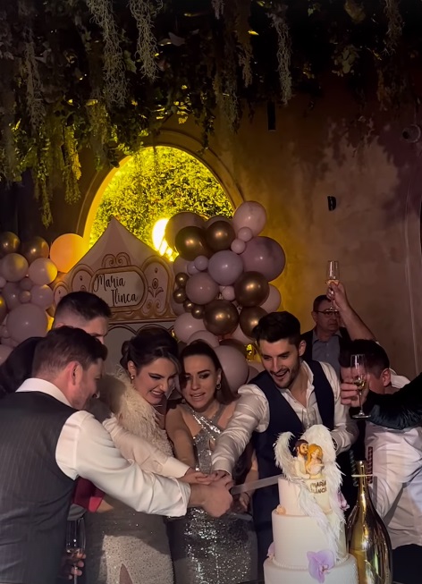 Diana Enache și Ionuț Vîntu și-au botezat fetița. Bunicul Adrian Enache a fost în centrul atenției la petrecere, unde a și cântat