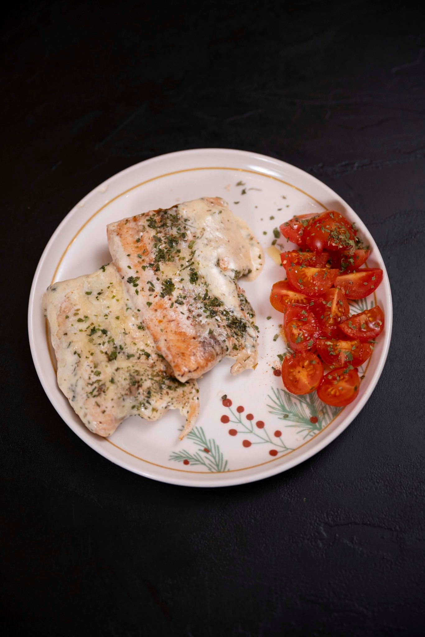 Rețeta de somon cu sos de smântână și parmezan a Andreei Ibacka. Se prepară rapid, cu câteva ingrediente