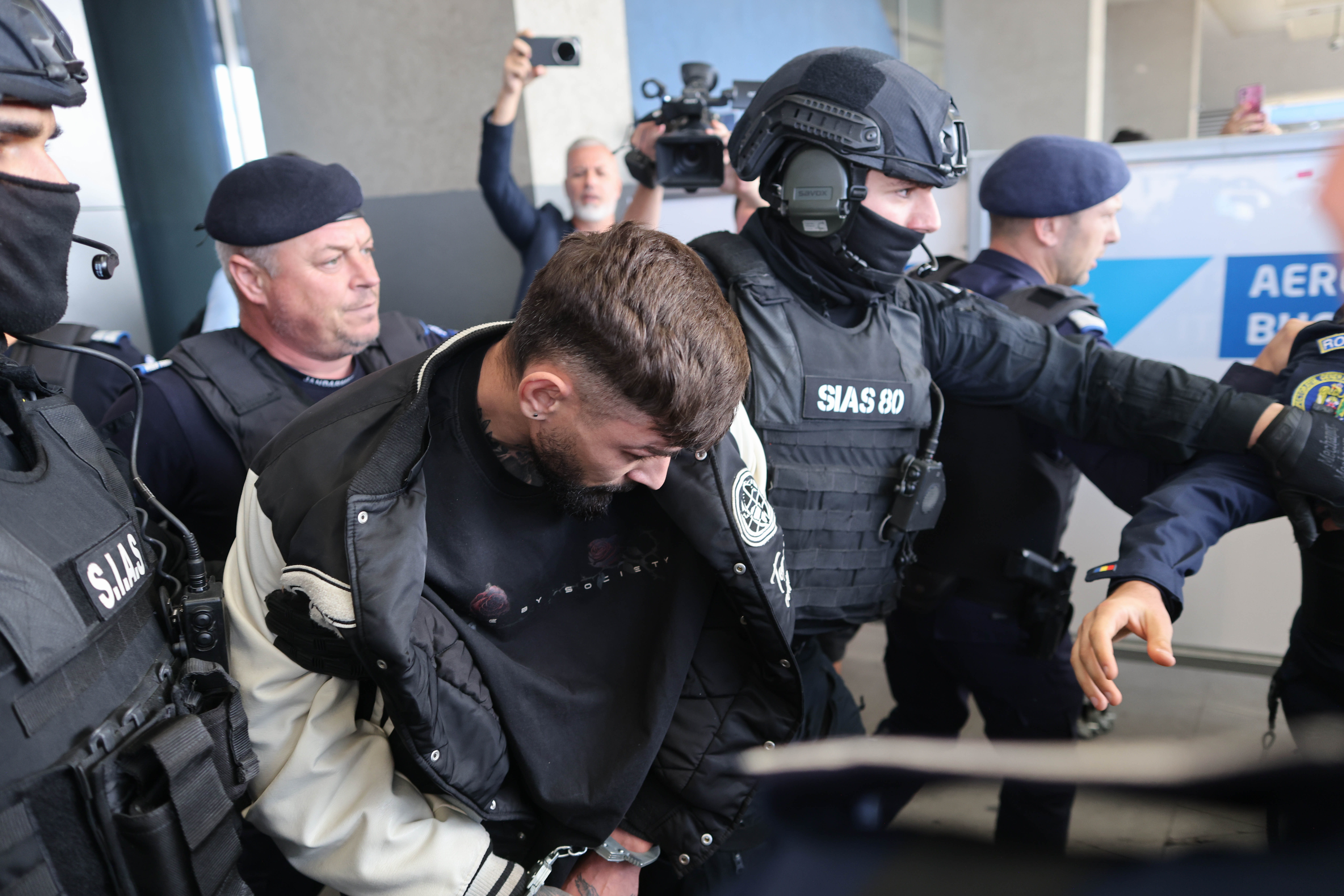 Primele imagini cu Vlad Baltateanu, suspectul în cazul crimei din Vâlcea. Bărbatul de 30 de ani a ajuns în mâinile polițiștilor români