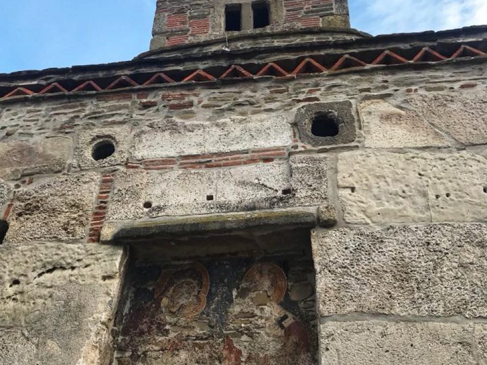 Cea mai veche biserică din România în care încă se mai slujește. E ridicată pe ruinele unui templu păgân