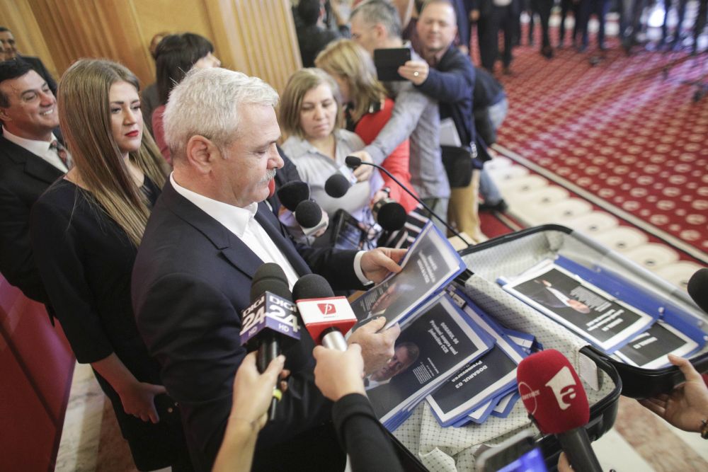 Prima reacție a lui Liviu Dragnea în scandalul #Teleormanleaks. A venit la ședința CEx cu două valize! Ce a scos din ele (FOTO&VIDEO)