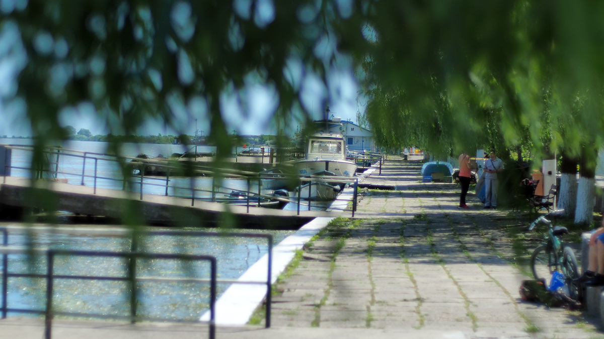Urmașul unora dintre întemeietorii orașului Sulina știe toate poveștile despre începuturile vieții pe grinduri. Turcoaica și cafeneaua pe stâlpi de lemn, pirații mlaștinilor și raiul negustorilor