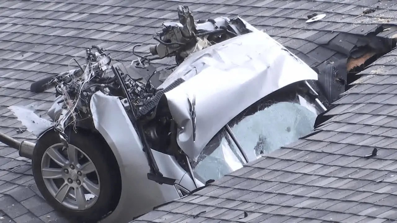 O mașină „zboară” și se înfinge în acoperișul unei clădiri, distrus pentru a doua oară în trei luni. Imagini cu momentul „decolării”| VIDEO