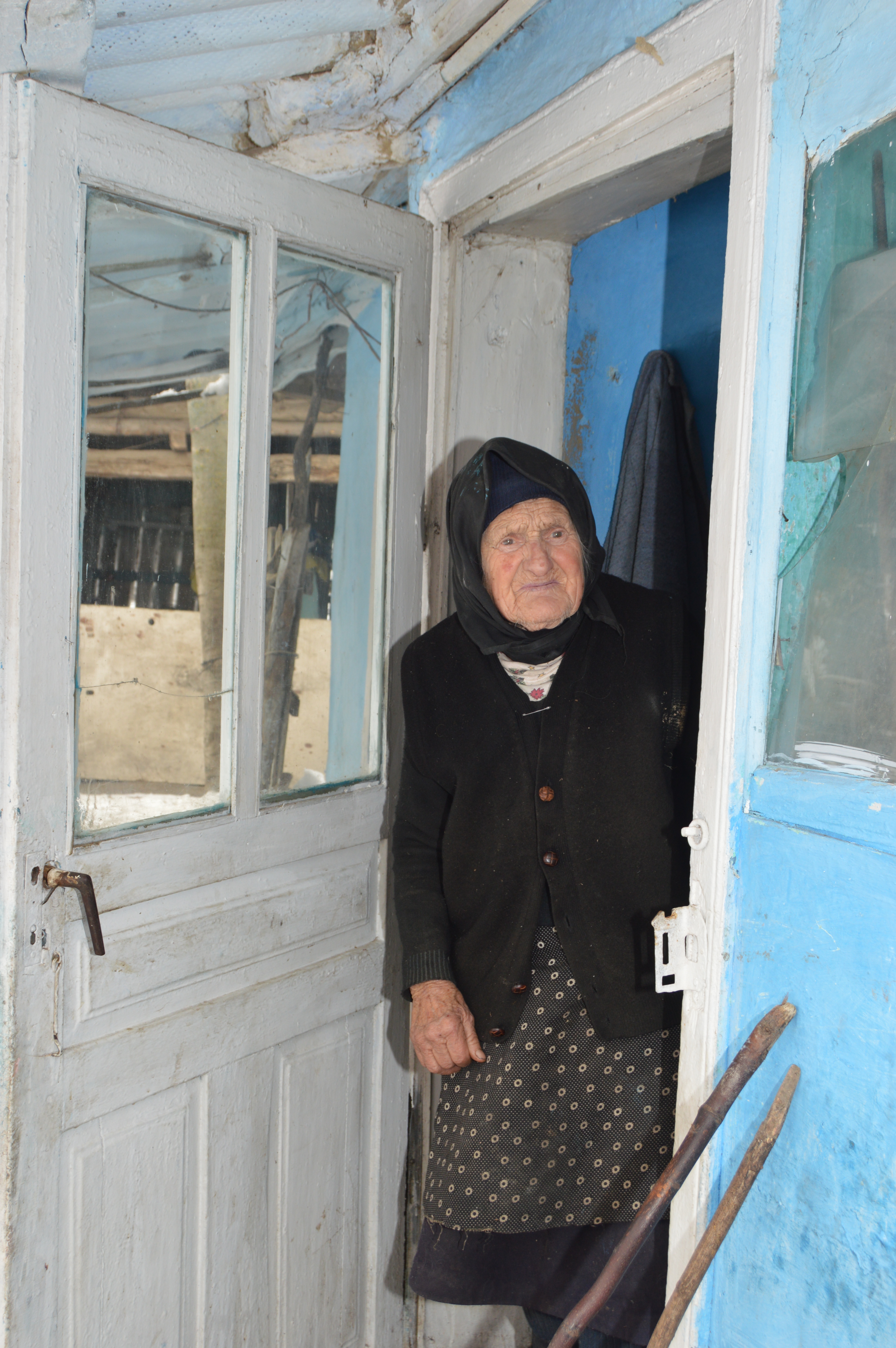 GALERIE FOTO/ Profira Baciu sărbătorește Ziua Națională cu urechea lipită de radio și are un mesaj pentru guvernanți: "Să ne aducă acasă  copiii din străinătate"