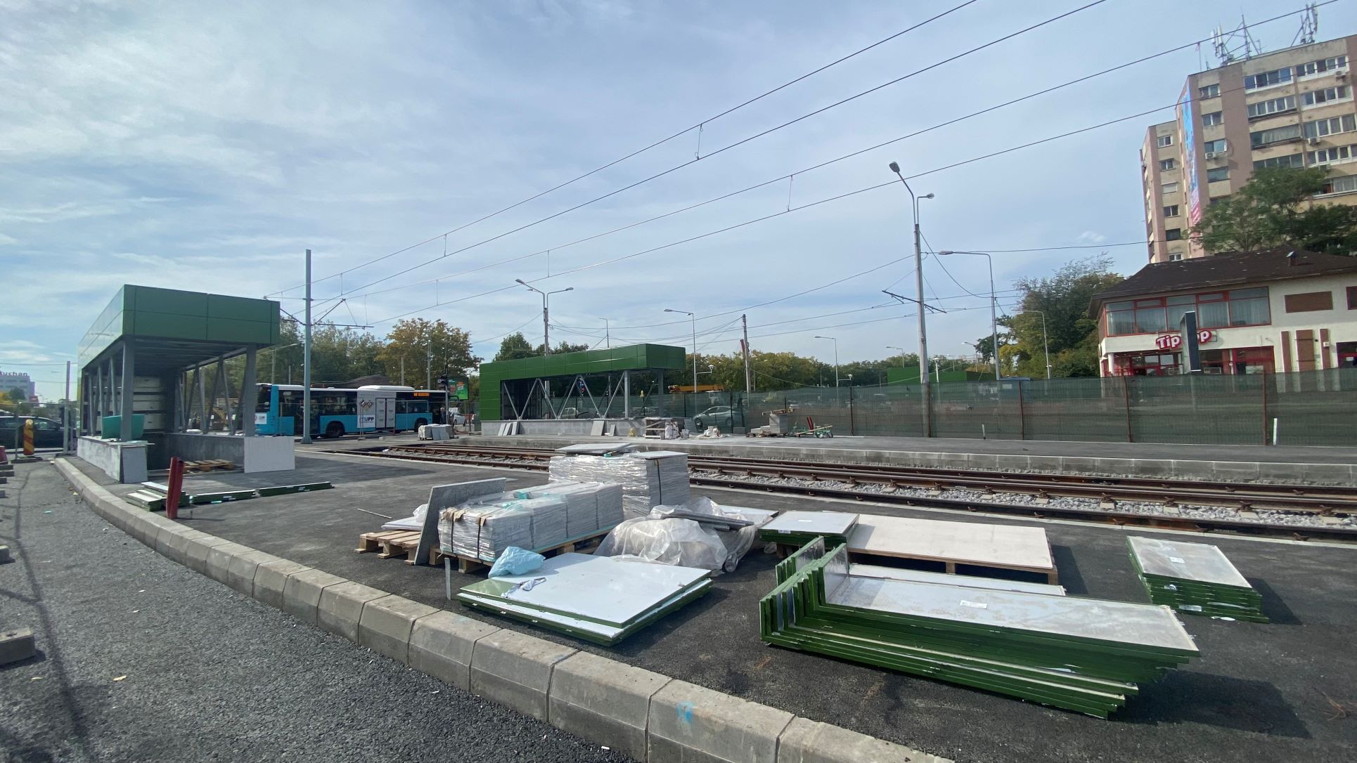 FOTO. În vizită pe șantierul de pe linia lui 41, de la Piața Drumul Taberei. „Băgăm material, muncim fără pauză numai să terminăm la timp”