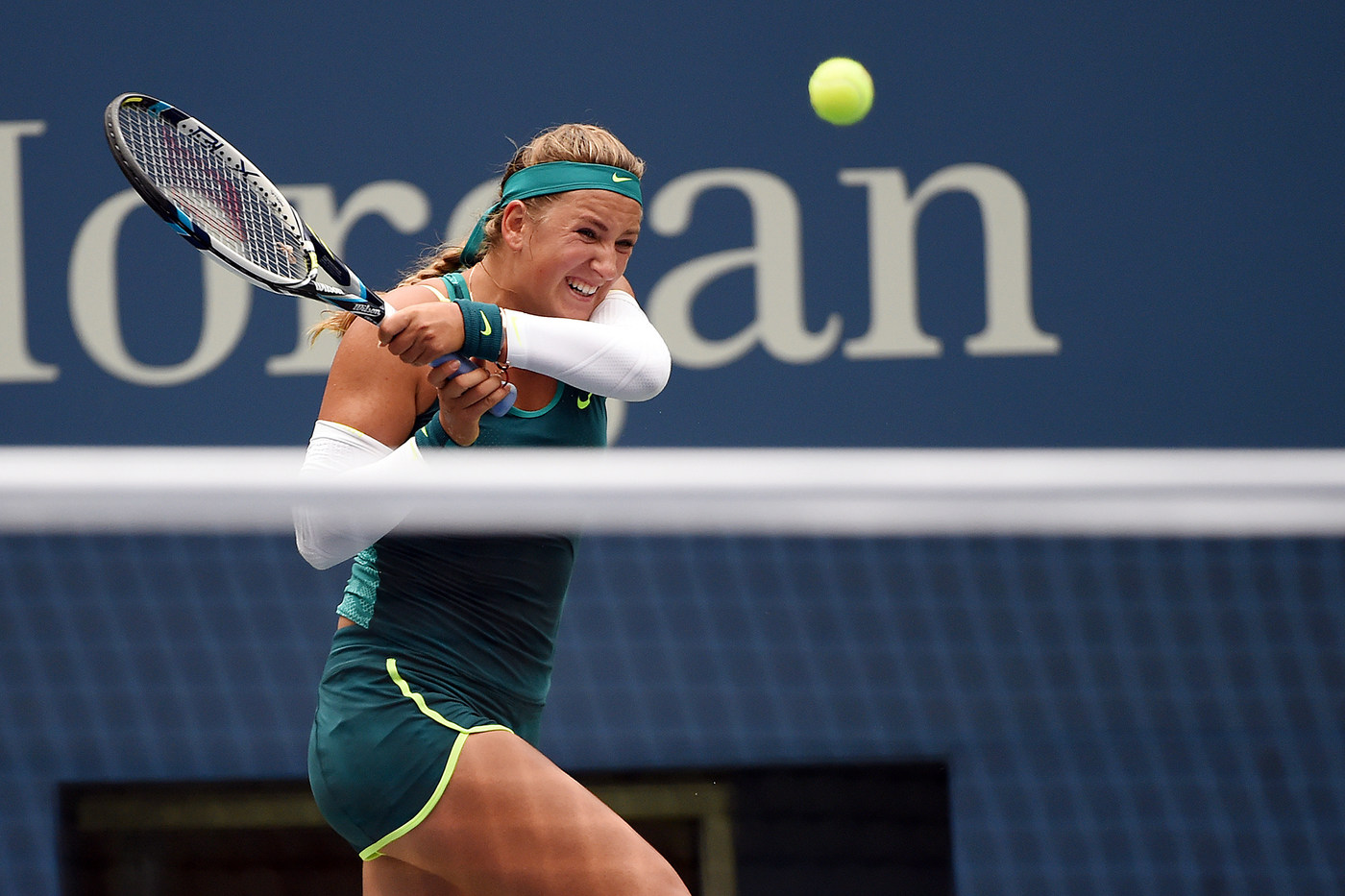Superperformanţă realizată de Simona Halep, care a învins-o pe Victoria Azarenka, în trei seturi, şi s-a calificat în semifinalele de la US Open. Românca a condus ostilităţile în primul set, l-a cedat pe cel secund, dar a fost formidabilă în decisiv. Meciul a fost întrerupt o oră în ultimul act din cauza ploii. Simona a egalat performanţa Irinei Spârlea din 1997 / LIVE BLOG & SUPERGALERIE FOTO