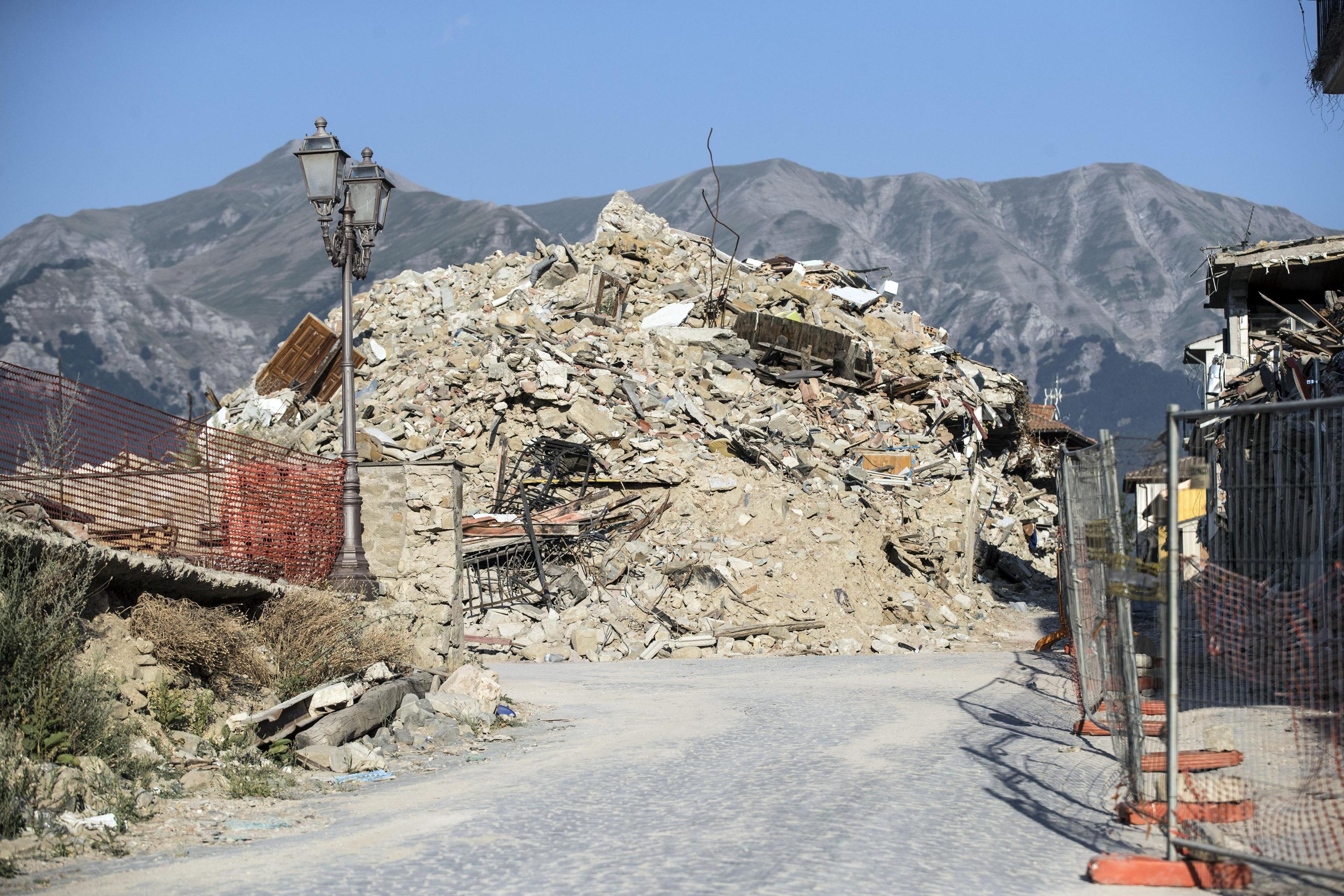 Un an de la cutremurul devastator din Amatrice | Oamenii au marcat tragedia, în timp ce acuză autoritățile că au uitat de ei
