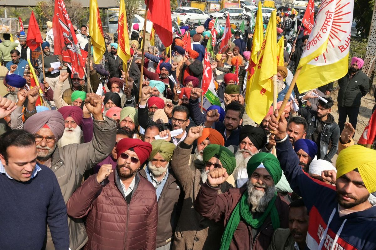 Poliția a oprit cu gaze lacrimogene un marș al fermierilor indieni către capitala New Delhi