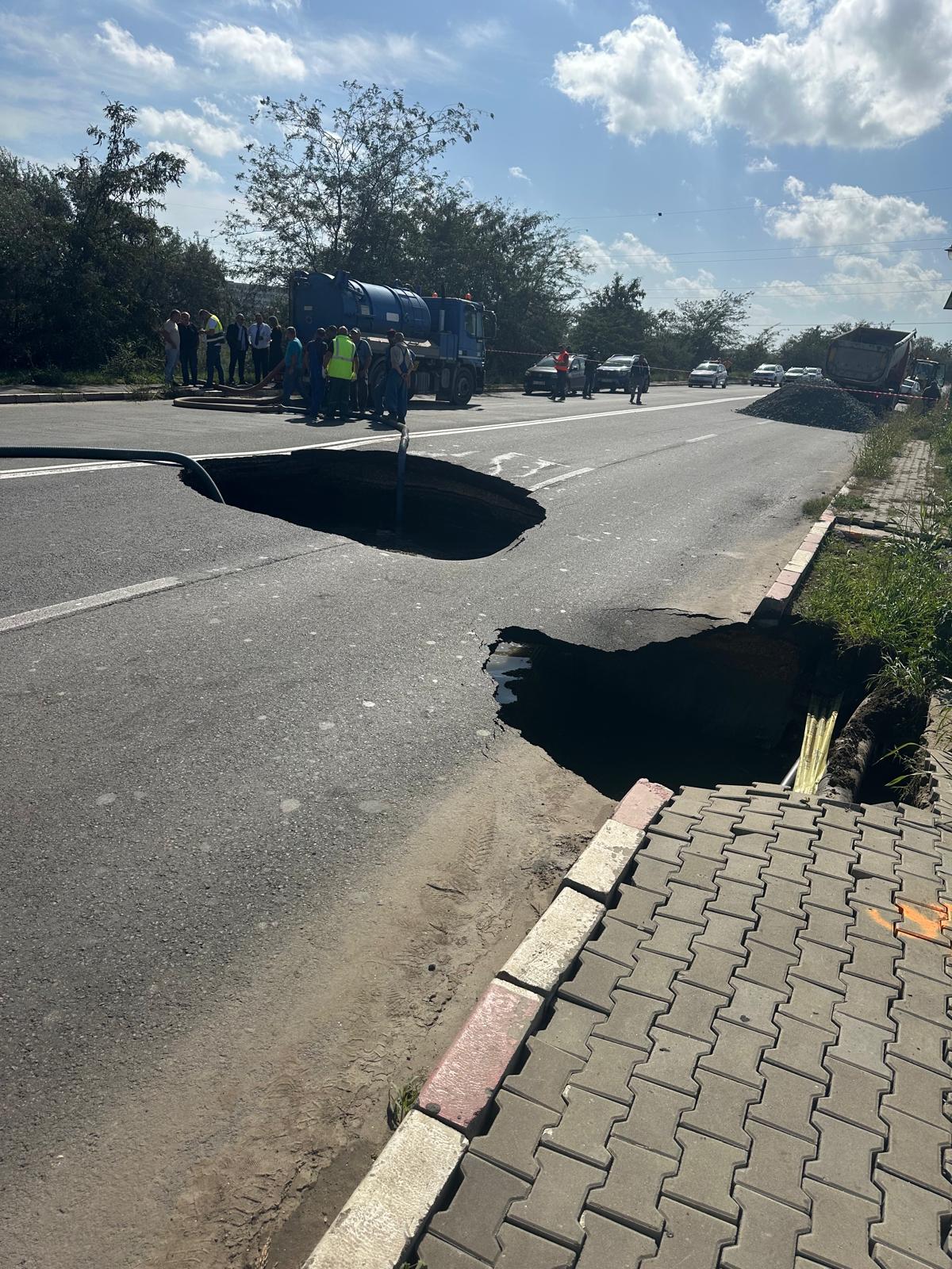 Groapă uriașă în mijlocul șoselei dintre Năvodari și Lumina. Drumul județean a fost reabilitat în urmă cu 10 ani | VIDEO