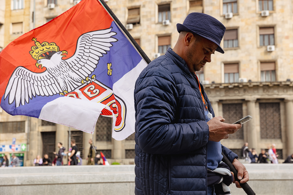 Drapelul României flutură în mijlocul protestului uriaș de la Belgrad: „Ne-am inspirat de la voi!”