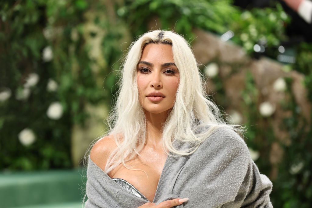 Kim Kardashian extrém vékony derekán ámul a világ